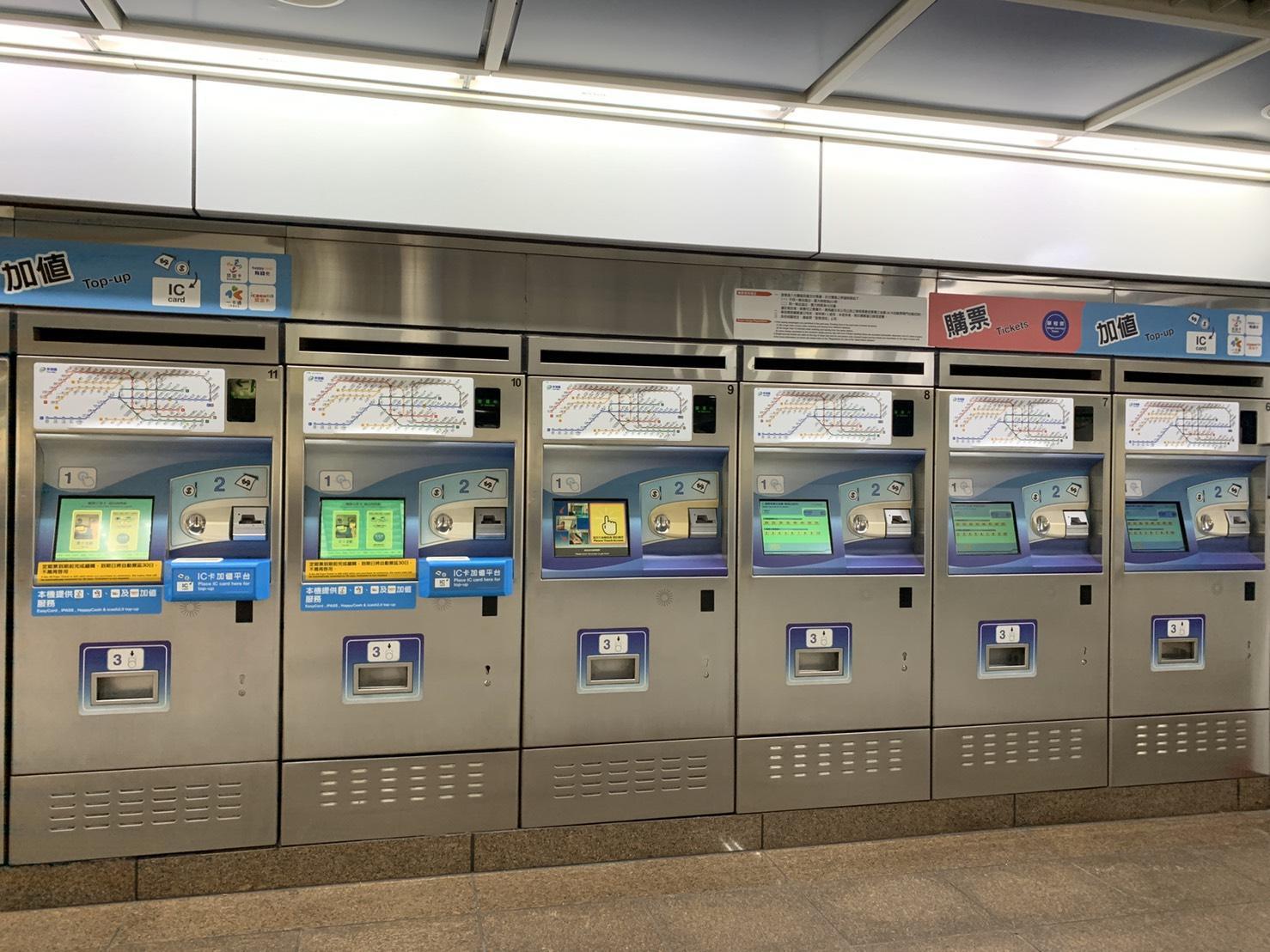 台北捷運自動售票機遭北市議員戴錫欽指控為「吃錢機」。（翻攝畫面）