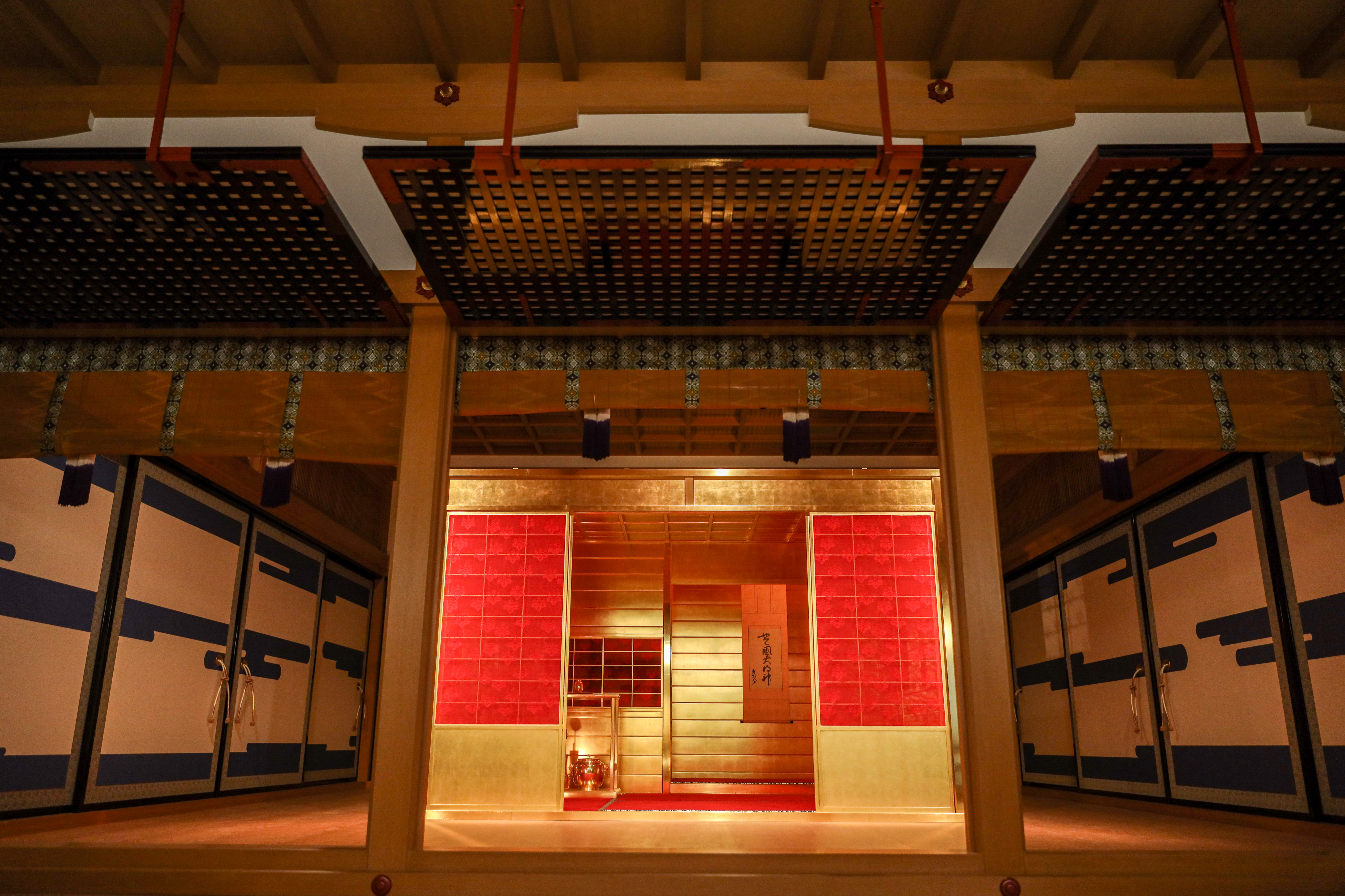 根據歷史文獻復原的「黃金茶室」，曾是豐臣秀吉權威的代表，當年需在幽微燭火中欣賞。