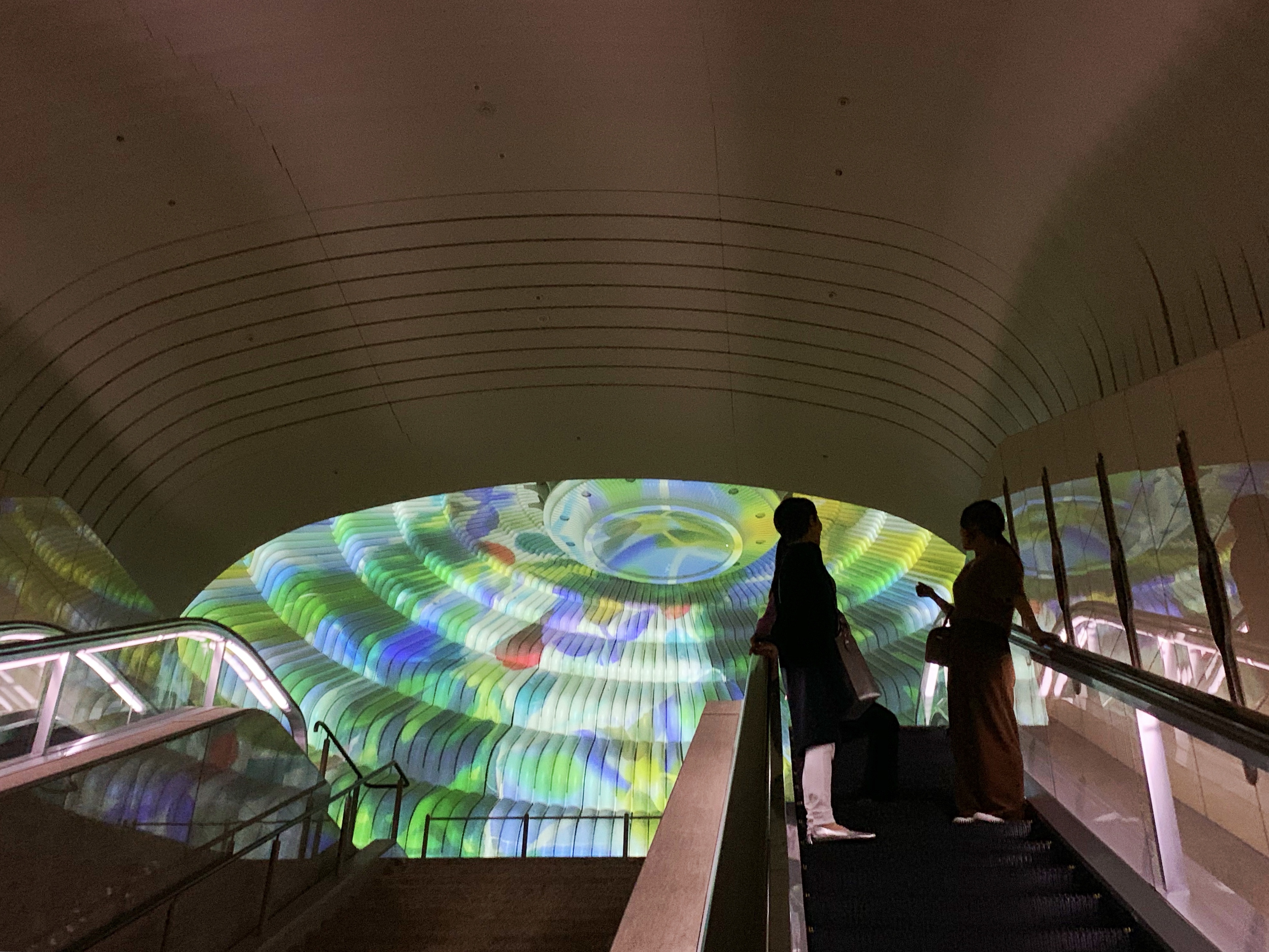 鑿山而建的MOA美術館,需搭好幾層手扶梯上行,途中還可觀賞據說是世界最大的萬花筒。