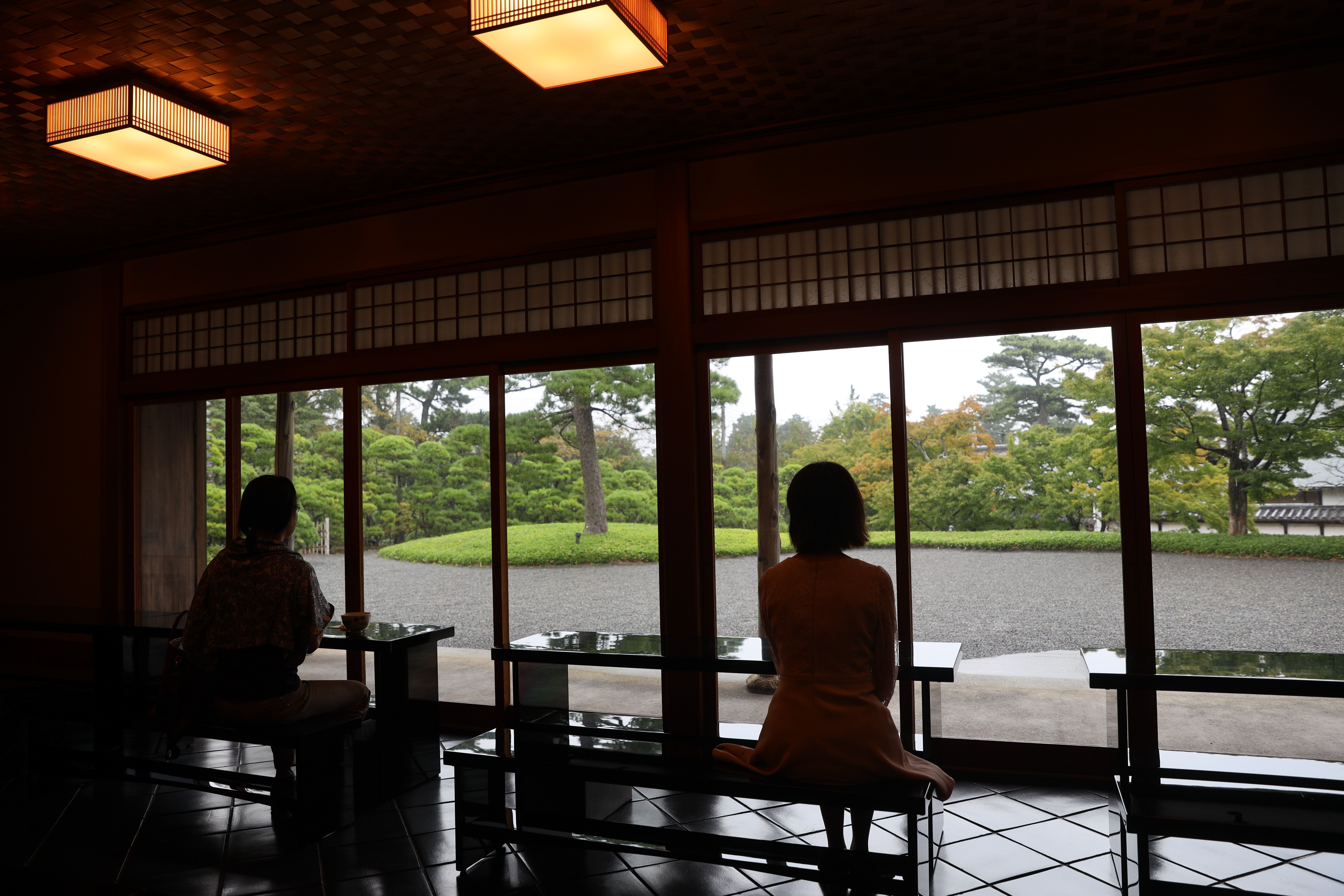坐在「一白庵茶室」中,飲一杯抹茶,悠悠欣賞庭院美景,半日時光倏忽即過。