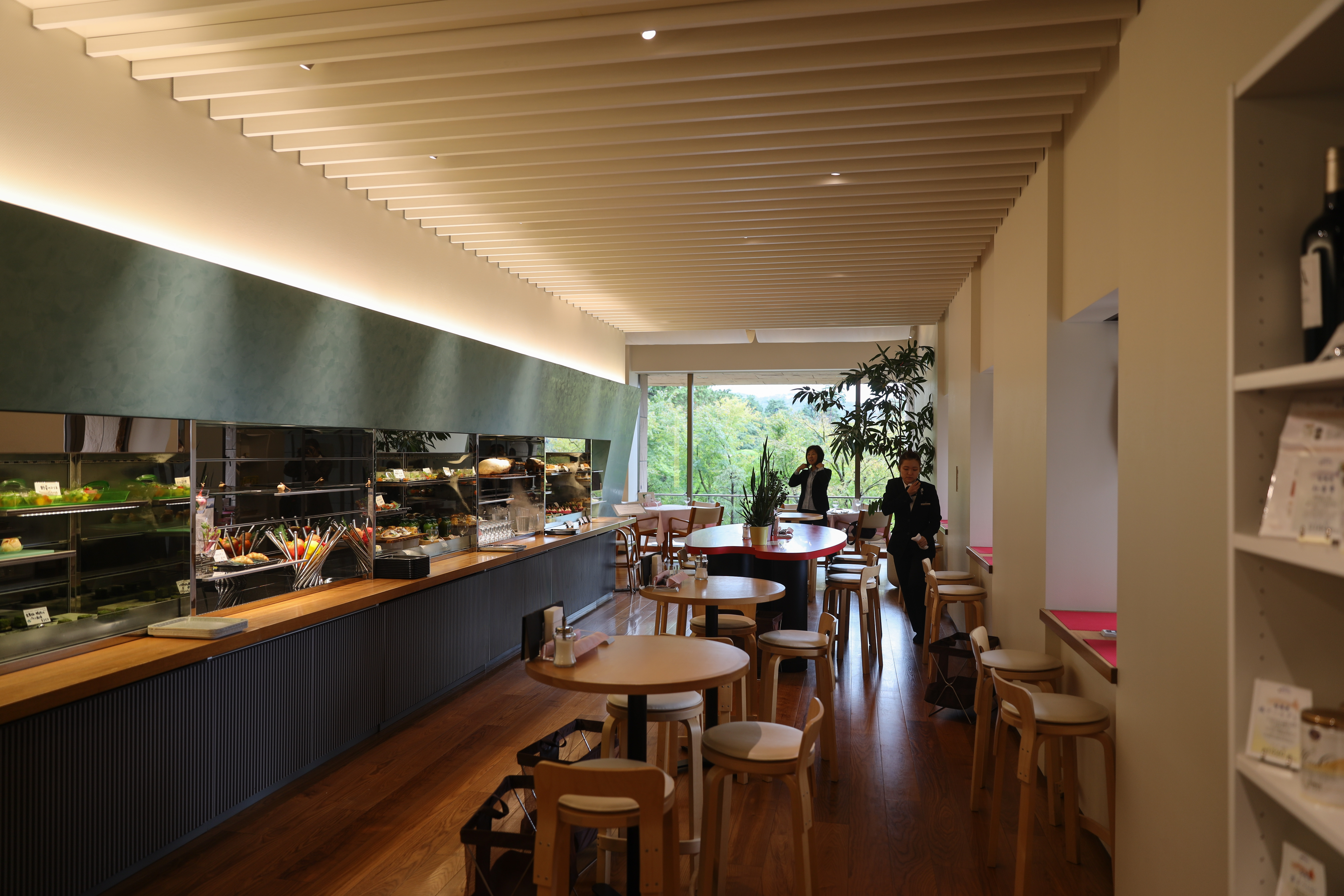由名廚勝又登主理的「Au Mirador」,是可享用法式輕食的空間。