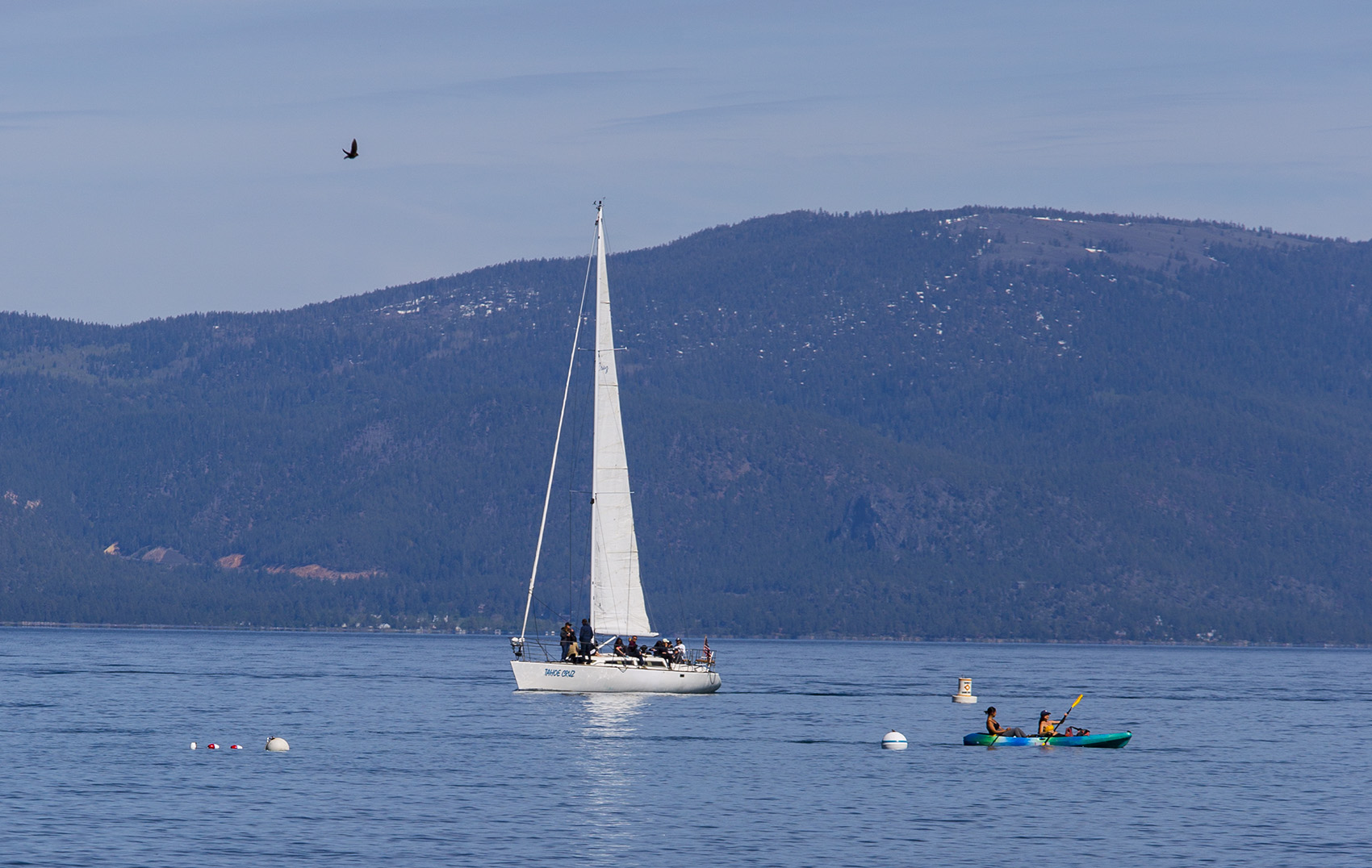 體驗太浩湖最悠閒的方式，就是搭帆船遊湖。