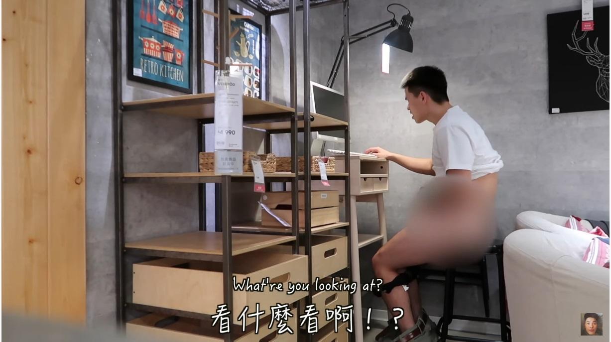 李堉睿甚至在電腦前假裝打手槍。(翻攝自Youtube)