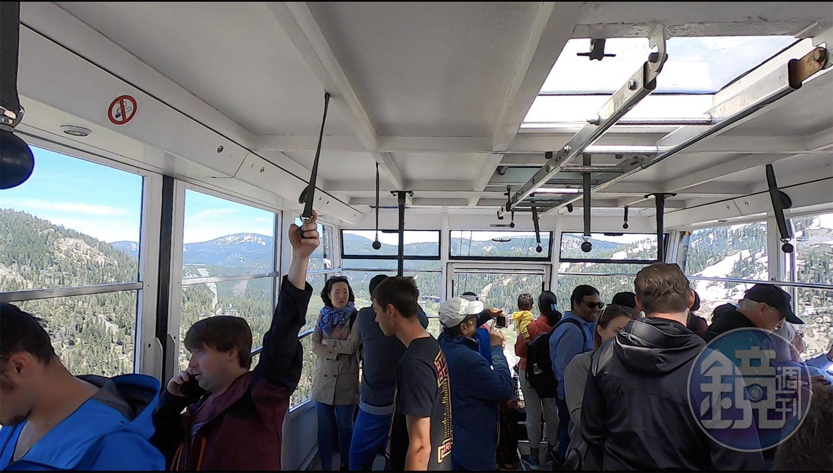 搭乘纜車就可以欣賞沿途雪景，還能直登山頂。