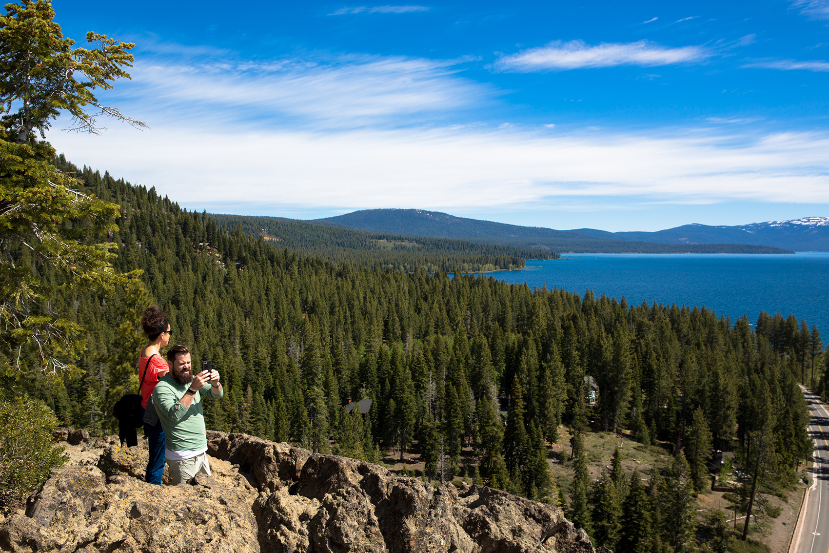從鷹岩上可以眺望太浩湖湛藍的湖水。
