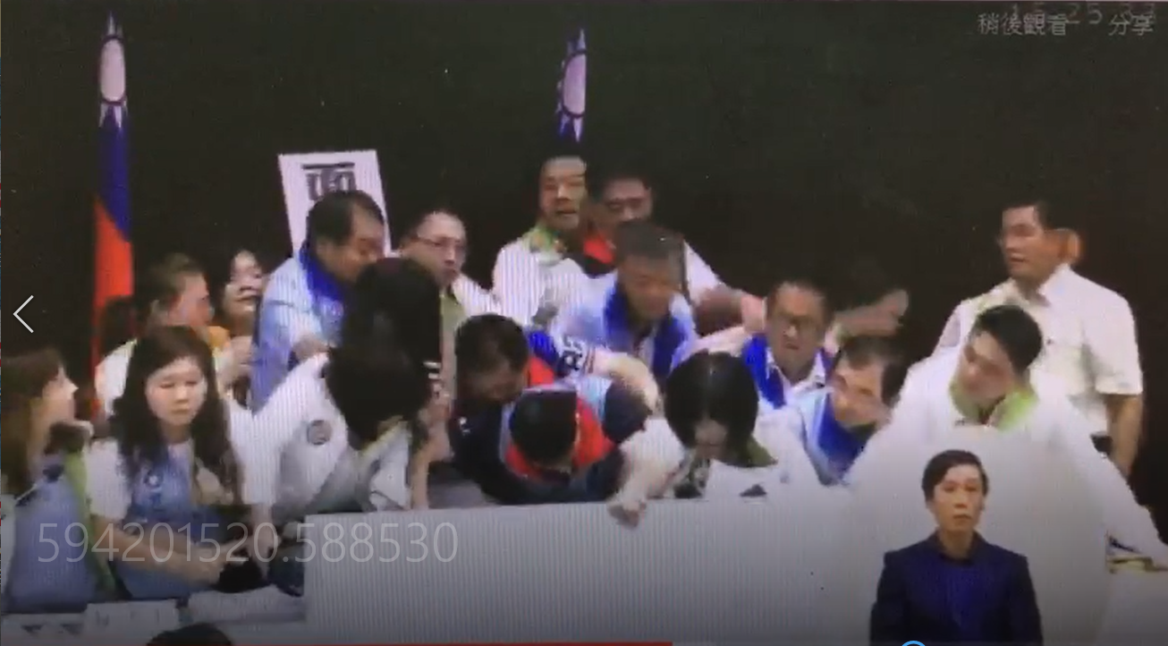 混亂中民進黨議員林宛蓉遭國民黨議員劉德林推倒。（翻攝畫面）