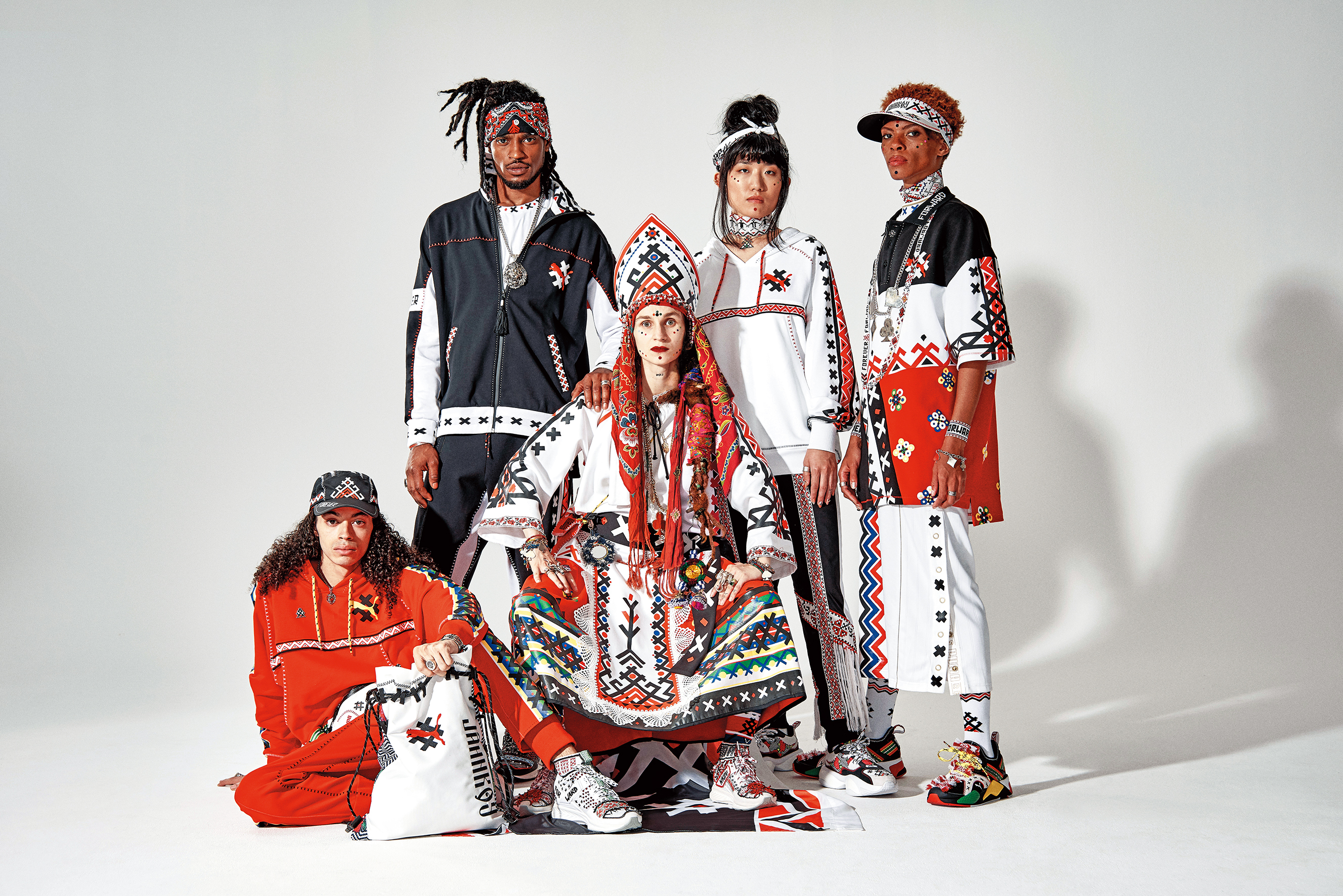 PUMA X JAHNKOY限定聯名系列上市，以時尚工藝革命概念，運用民俗圖騰、流蘇細節，推出鞋款與服飾、帽款及後背包等配件。（PUMA提供）