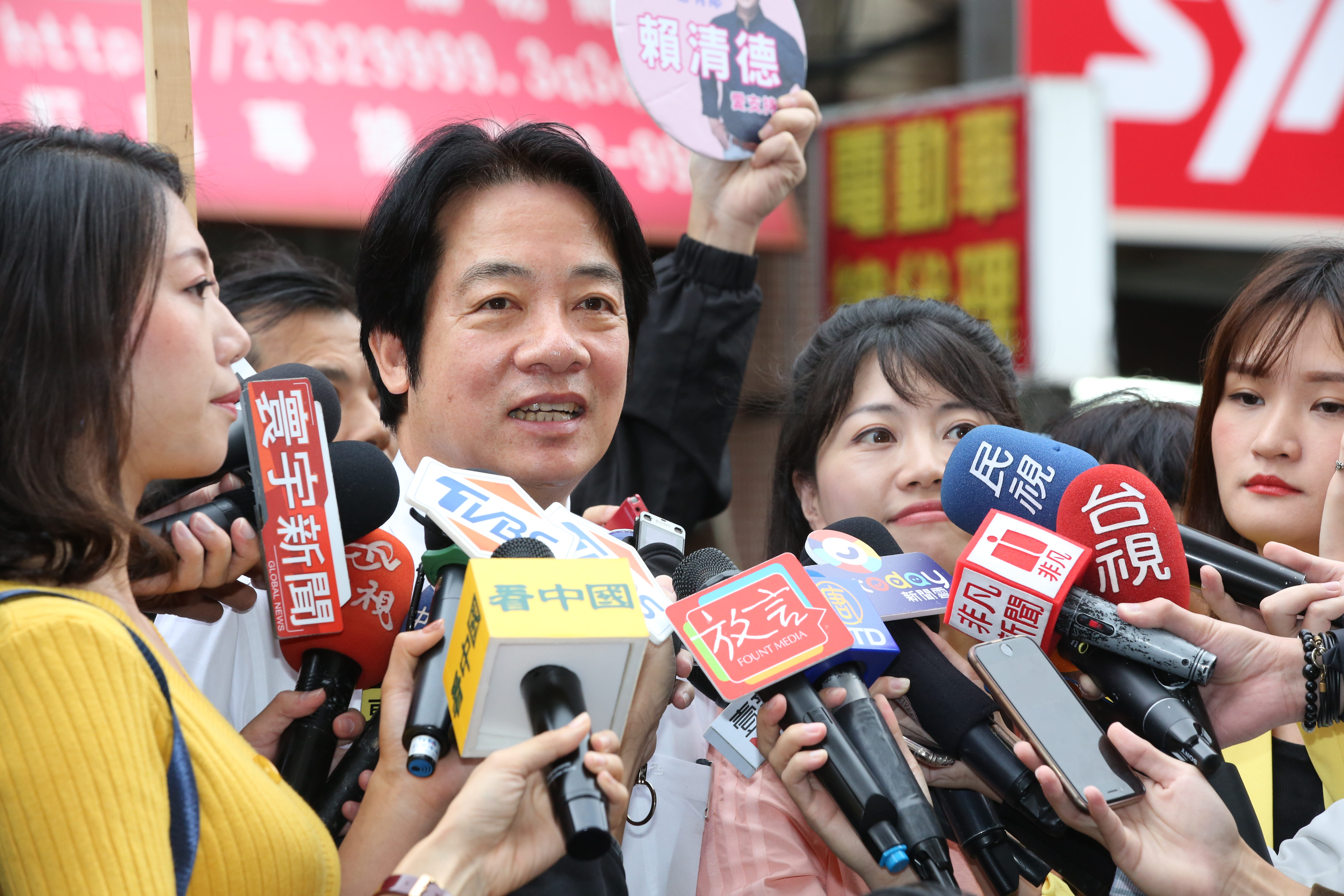 賴清德今到台北陪民進黨立委參選人高嘉瑜掃街。