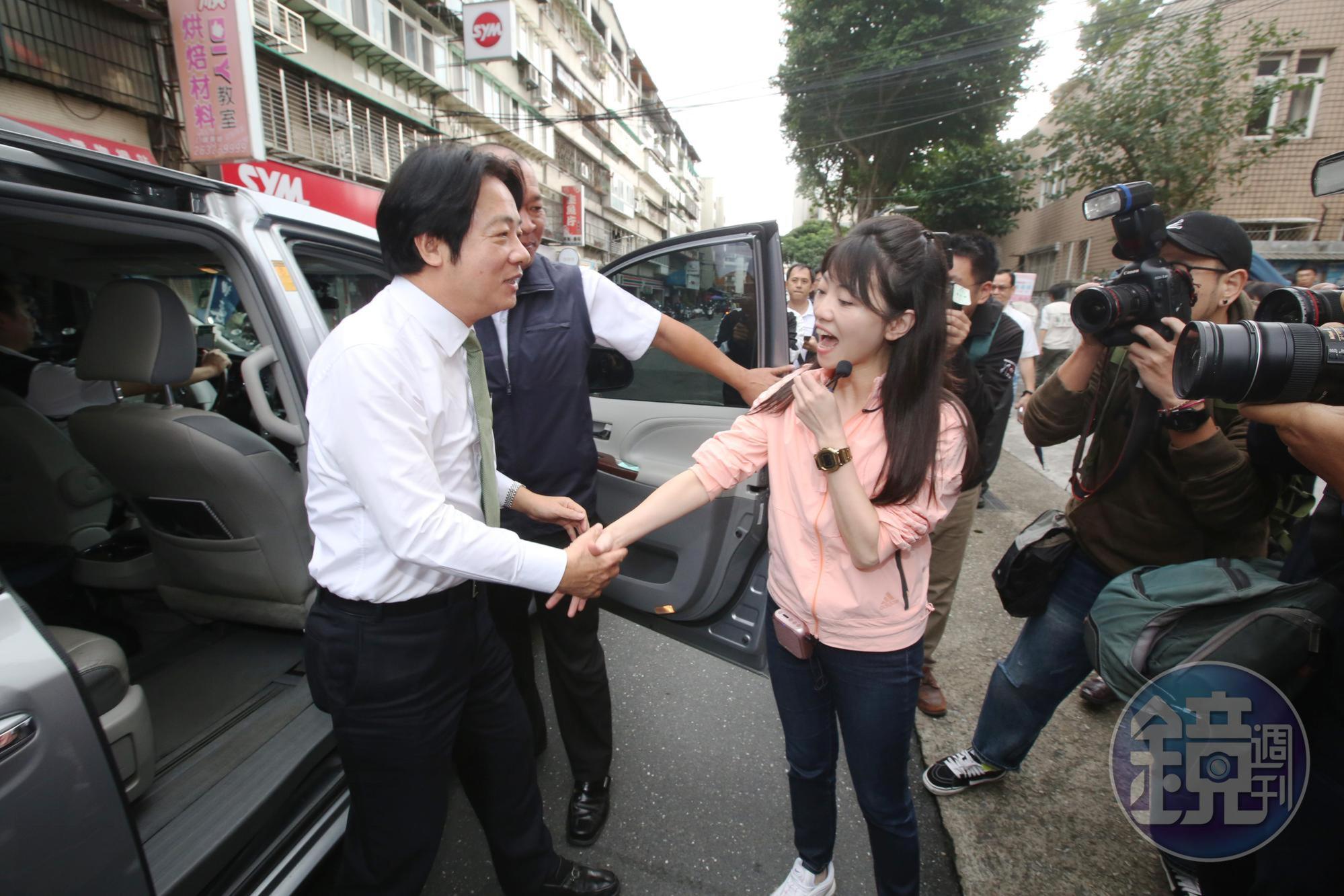 賴清德今早陪立委參選人高嘉瑜掃街。