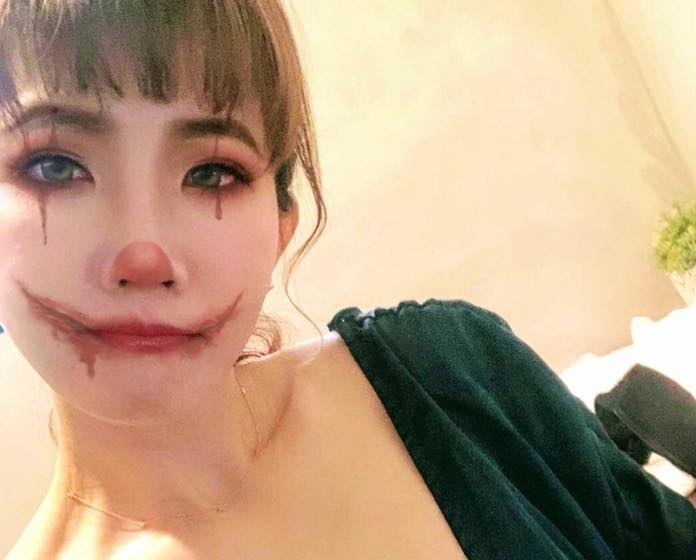 謝忻在萬聖節大膽貼出自己「胸」狠的深V照，引發討論。（翻攝自謝忻臉書）