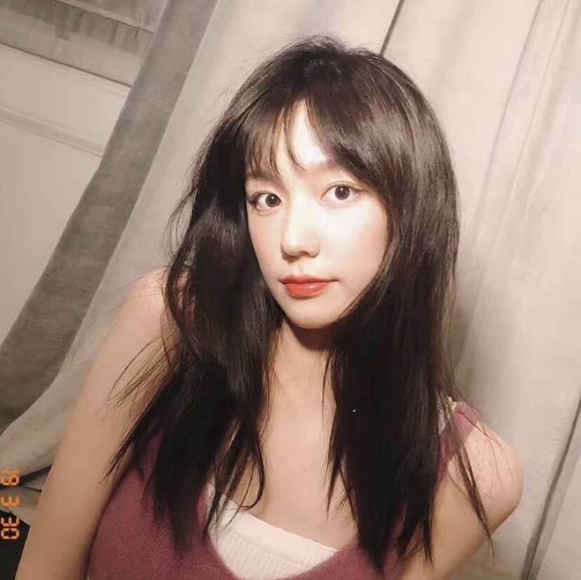 綦美合是富家千金,疑因歐陽娜娜的新戀情而開始與她不合。(翻攝微博)