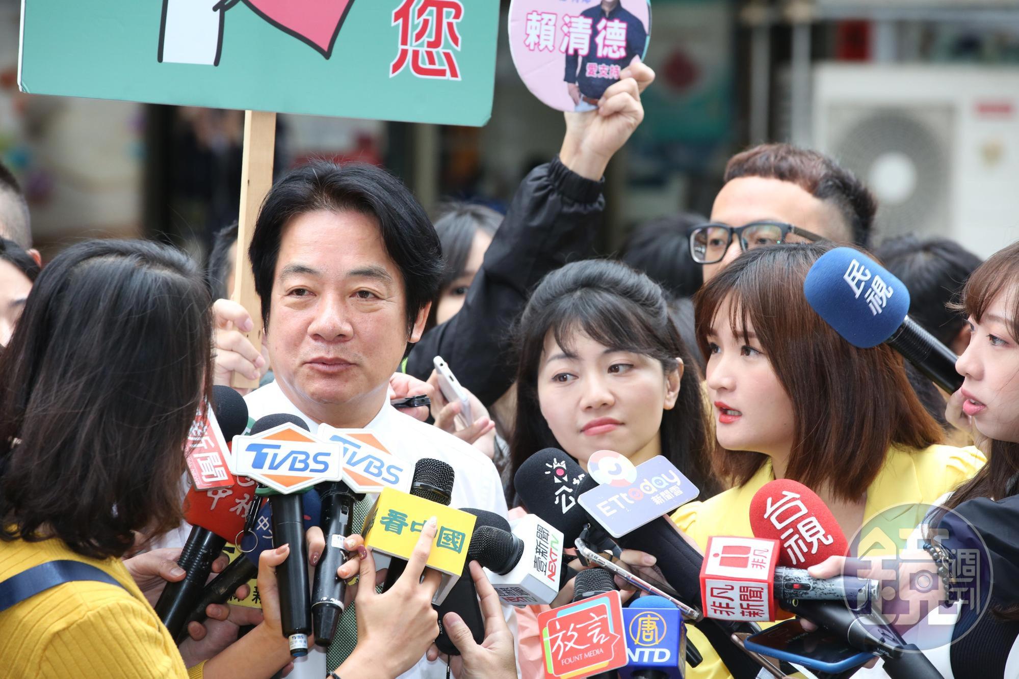 賴清德(左)說韓國瑜是「奇才」,但以前是奇特,現在是奇怪。