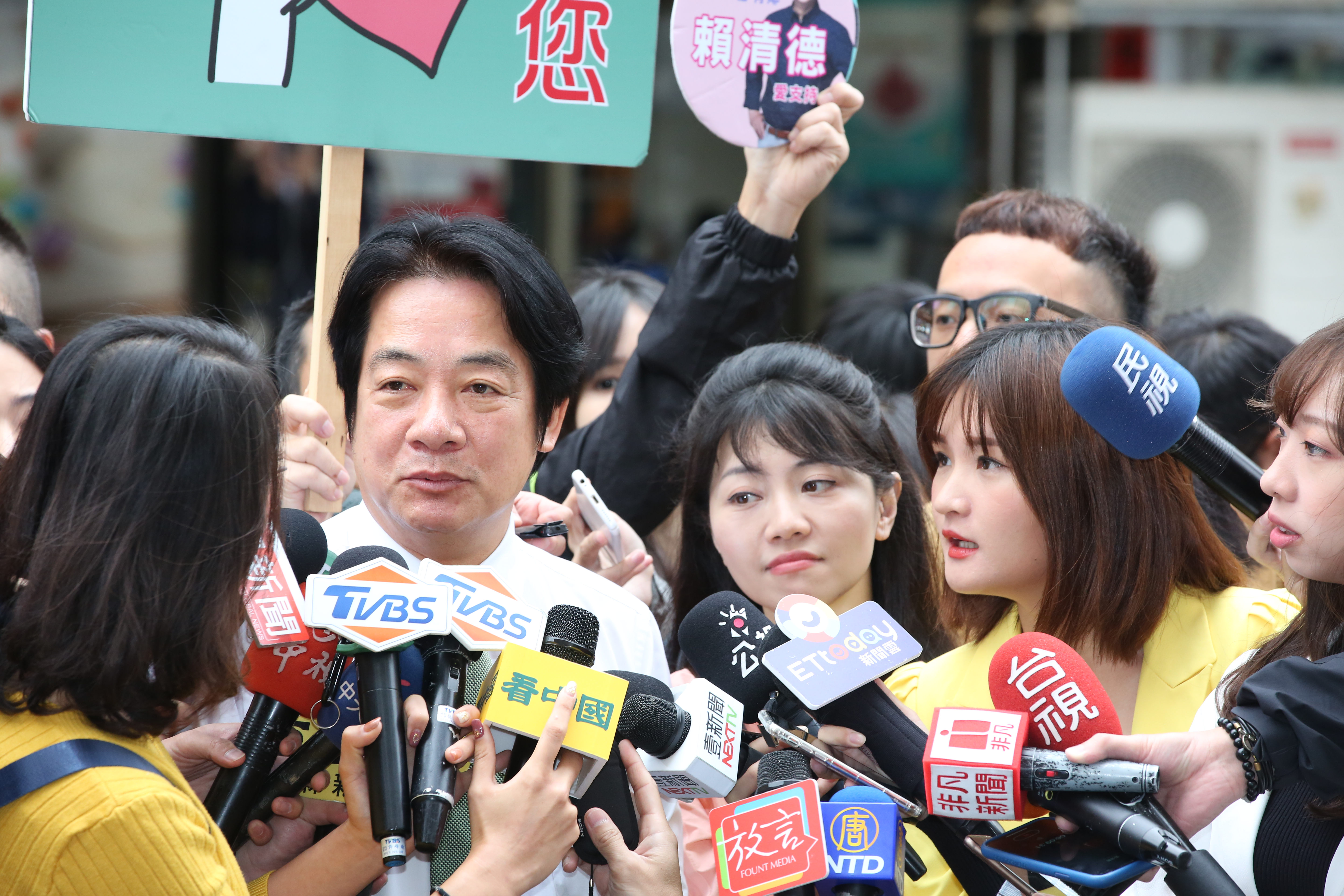 賴清德(左)說韓國瑜是「奇才」,但以前是奇特,現在是奇怪。