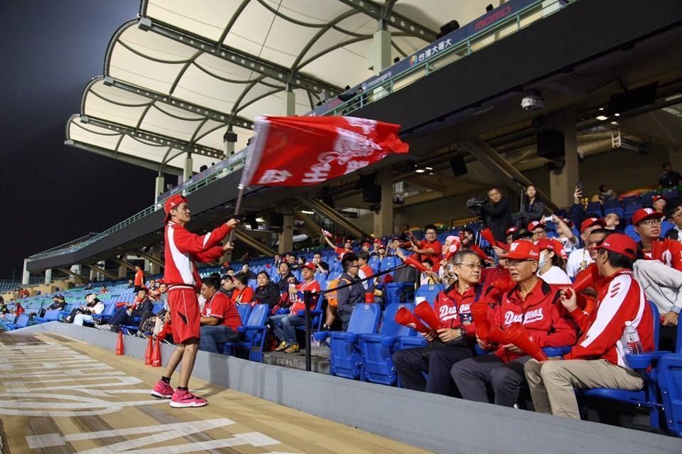 交流賽當日，也是味全龍打擊教練—森林王子張泰山的生日，頂新和德文教基金會創辦人魏應充及球迷一起到球場為張泰山慶生加油。（翻攝自「來自永靖的老園丁-魏應充」臉書）