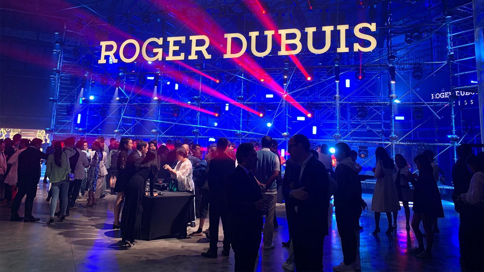 ROGER DUBUIS上海EXCESS之夜，現場投射的燈光光束彷彿是Excalibur Blacklight紫外光概念的呼應。