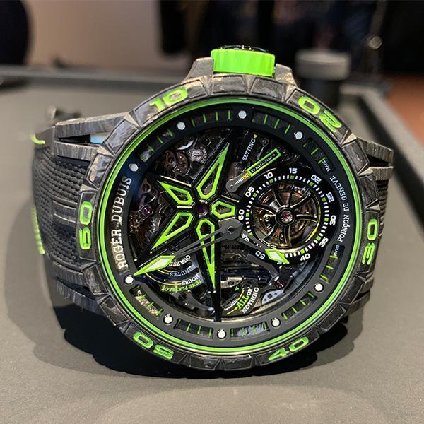 Excalibur Spider Unique Series，ROGER DUBUIS這次採用讓報時聲更響亮的碳纖維做為材質，能指示當下報時狀態的鳴聲顯示器等功能，也是別開生面的呈現。