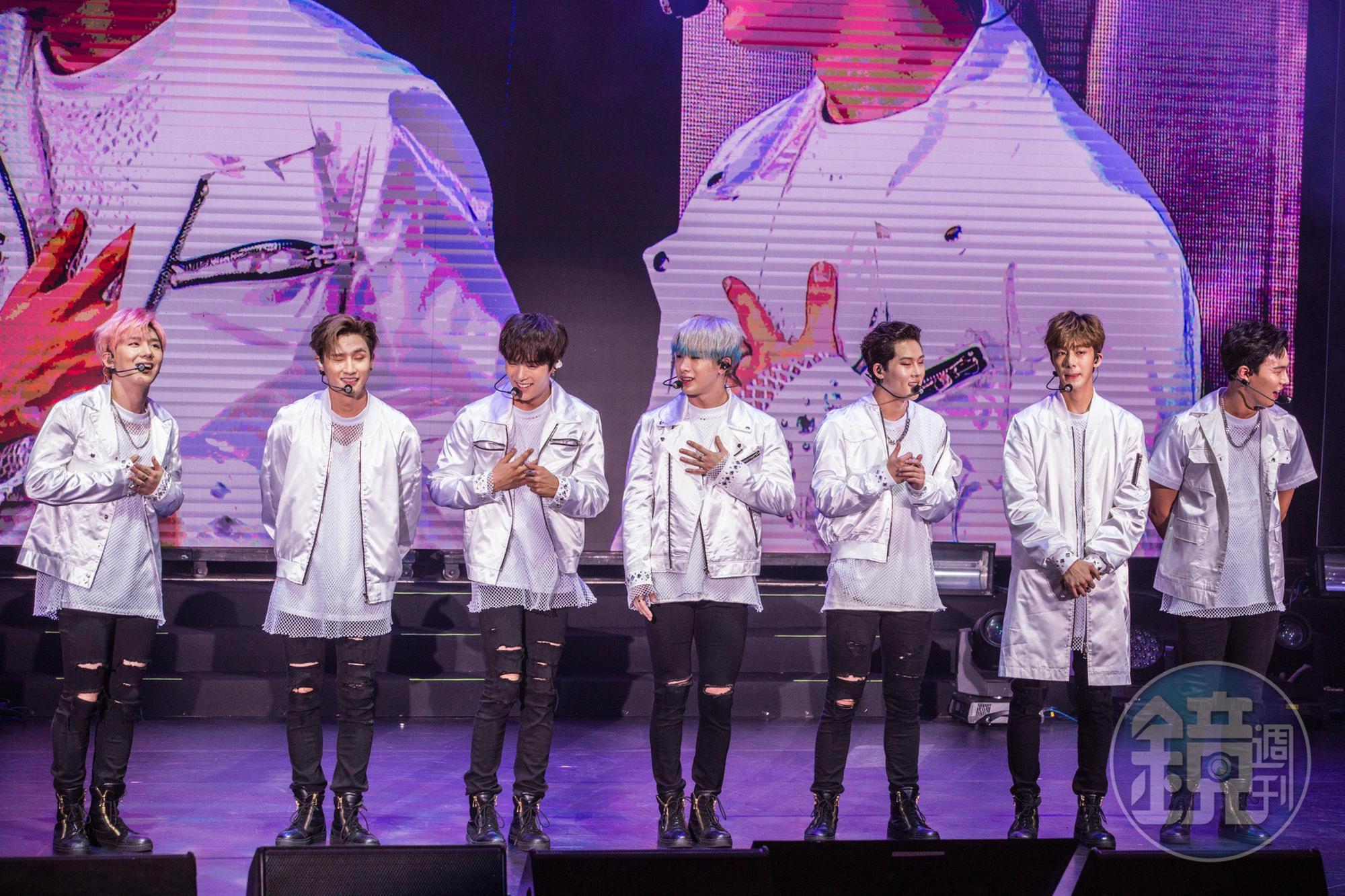 Monsta X成員元虎(左4)近期從德國返韓,在機場被警方抽取頭髮做毒品檢測。