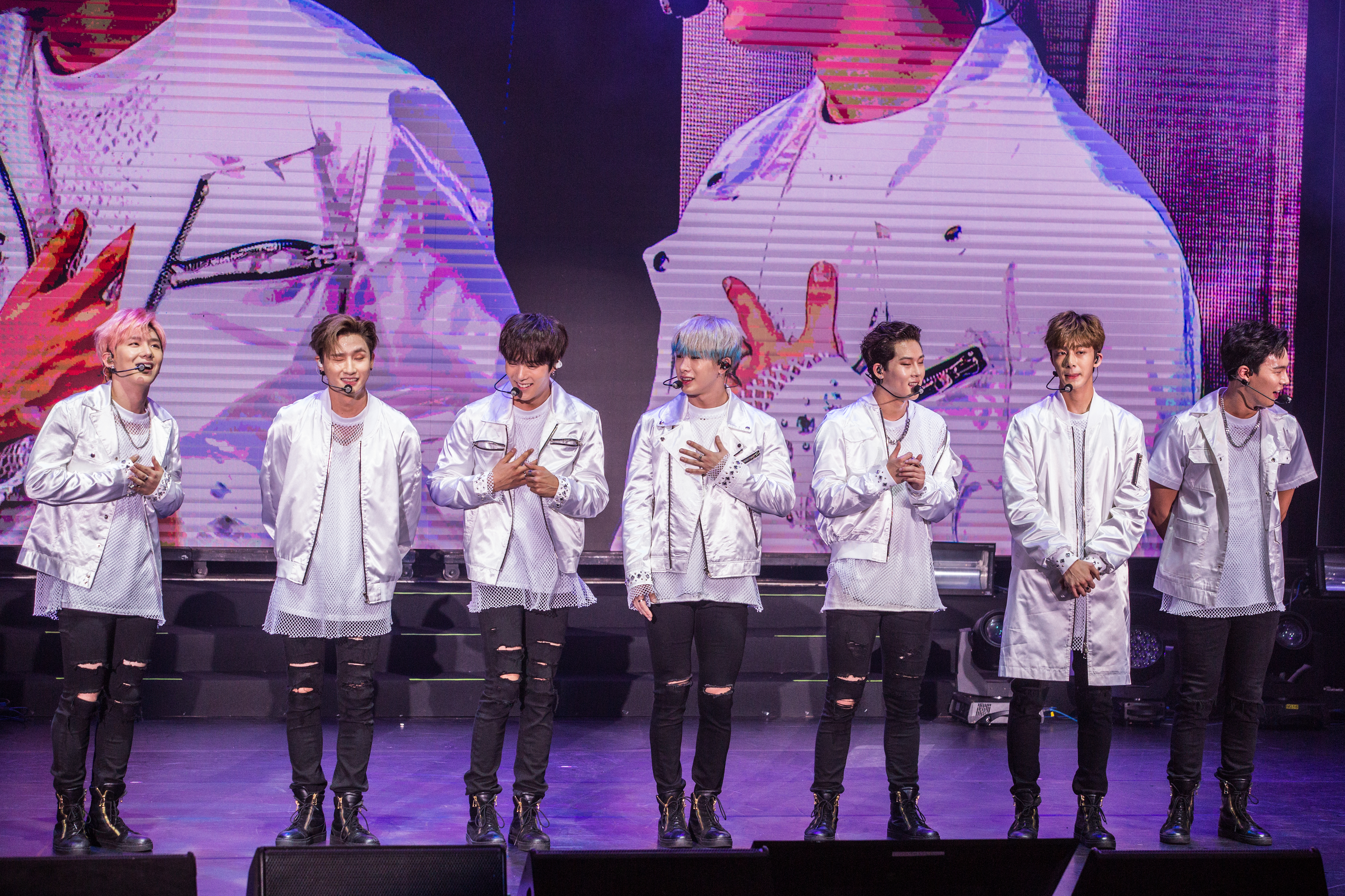 Monsta X成員元虎(左4)近期從德國返韓，在機場被警方抽取頭髮做毒品檢測。