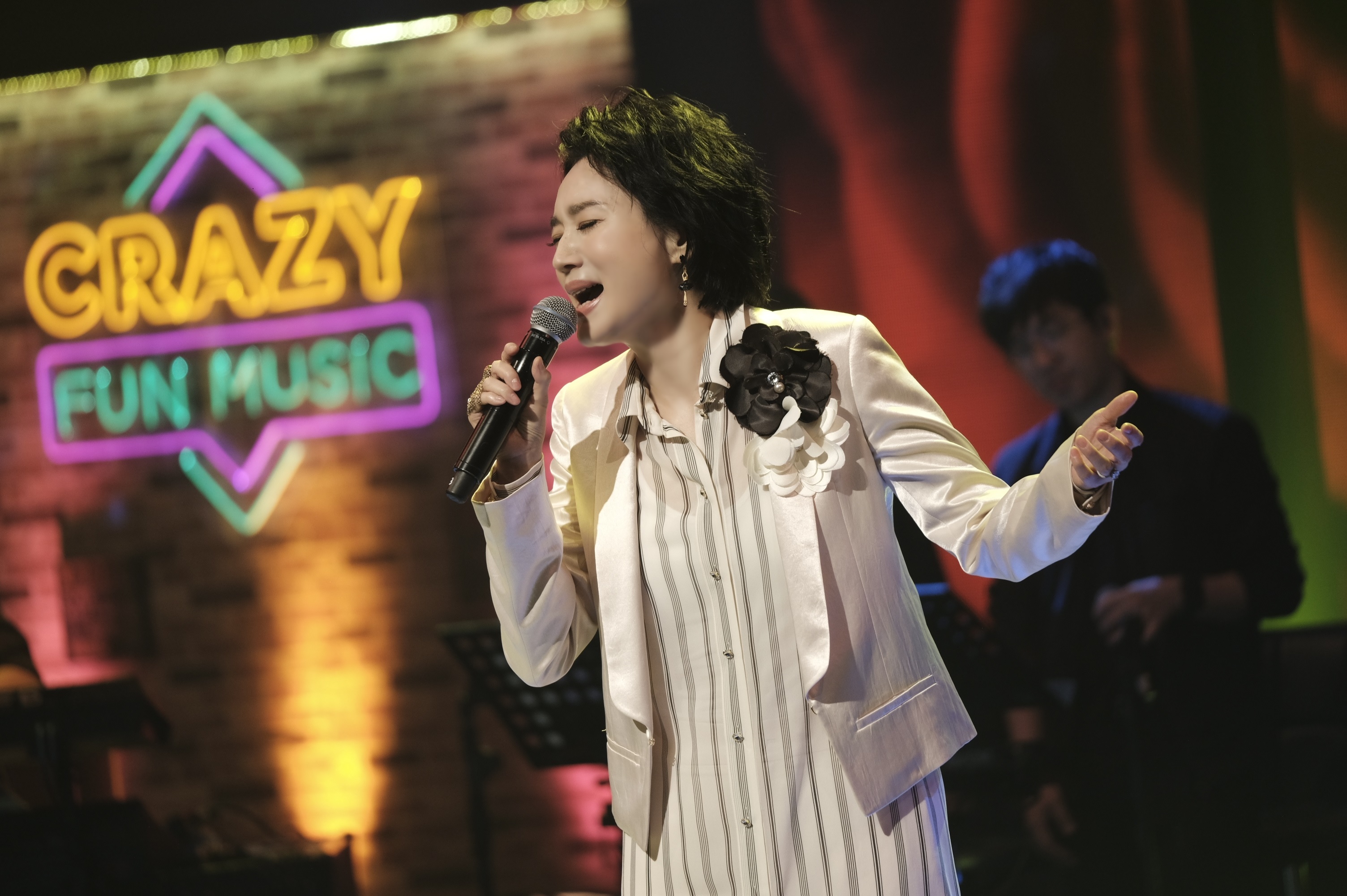 坣娜現身演唱〈奢求〉〈一廂情願〉等經典歌曲。（八大提供）