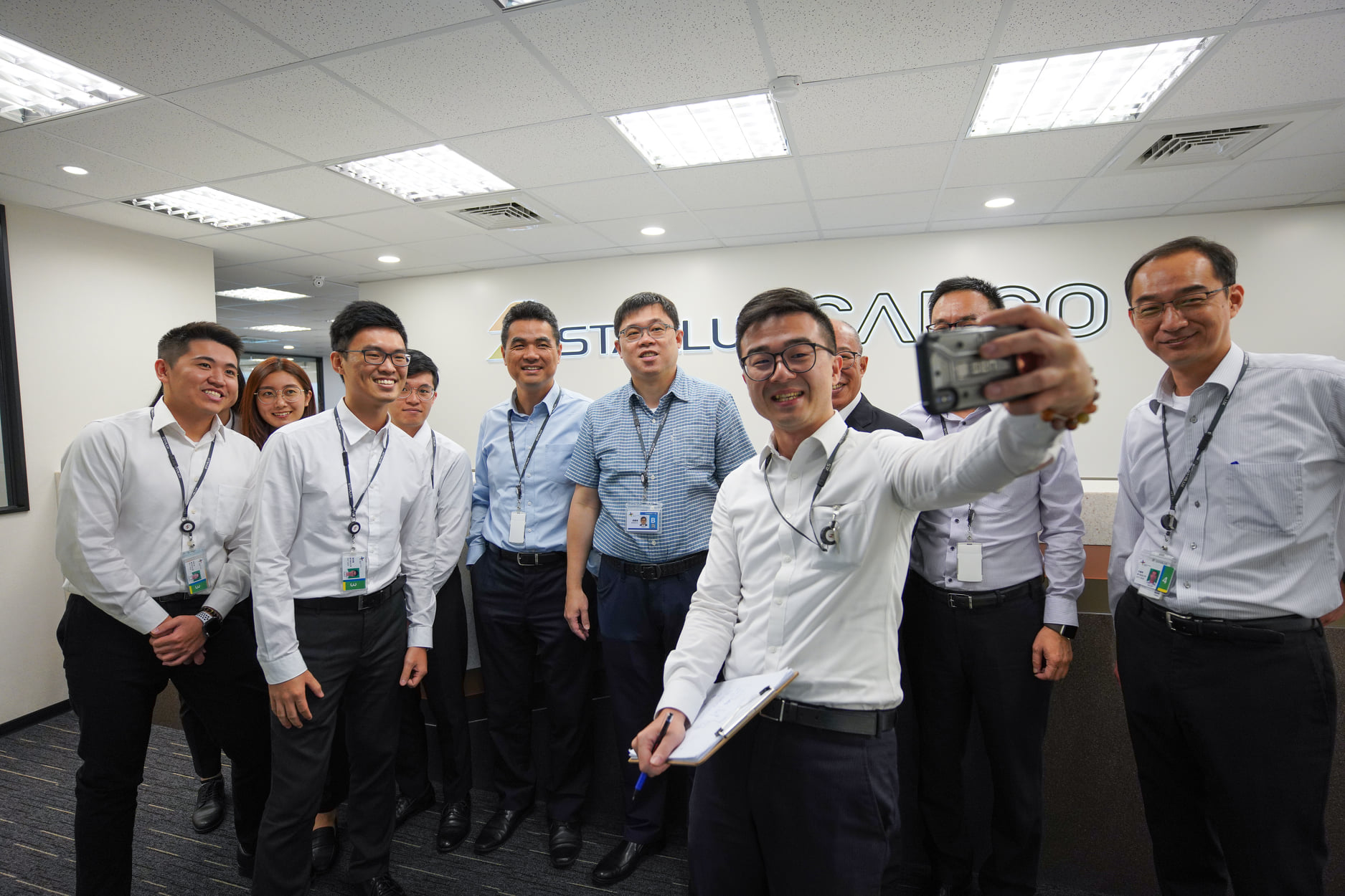 張國煒（後排右4）親自率隊，前往永儲驗收剛完工的貨運作業辦公室。（翻攝自星宇航空臉書）