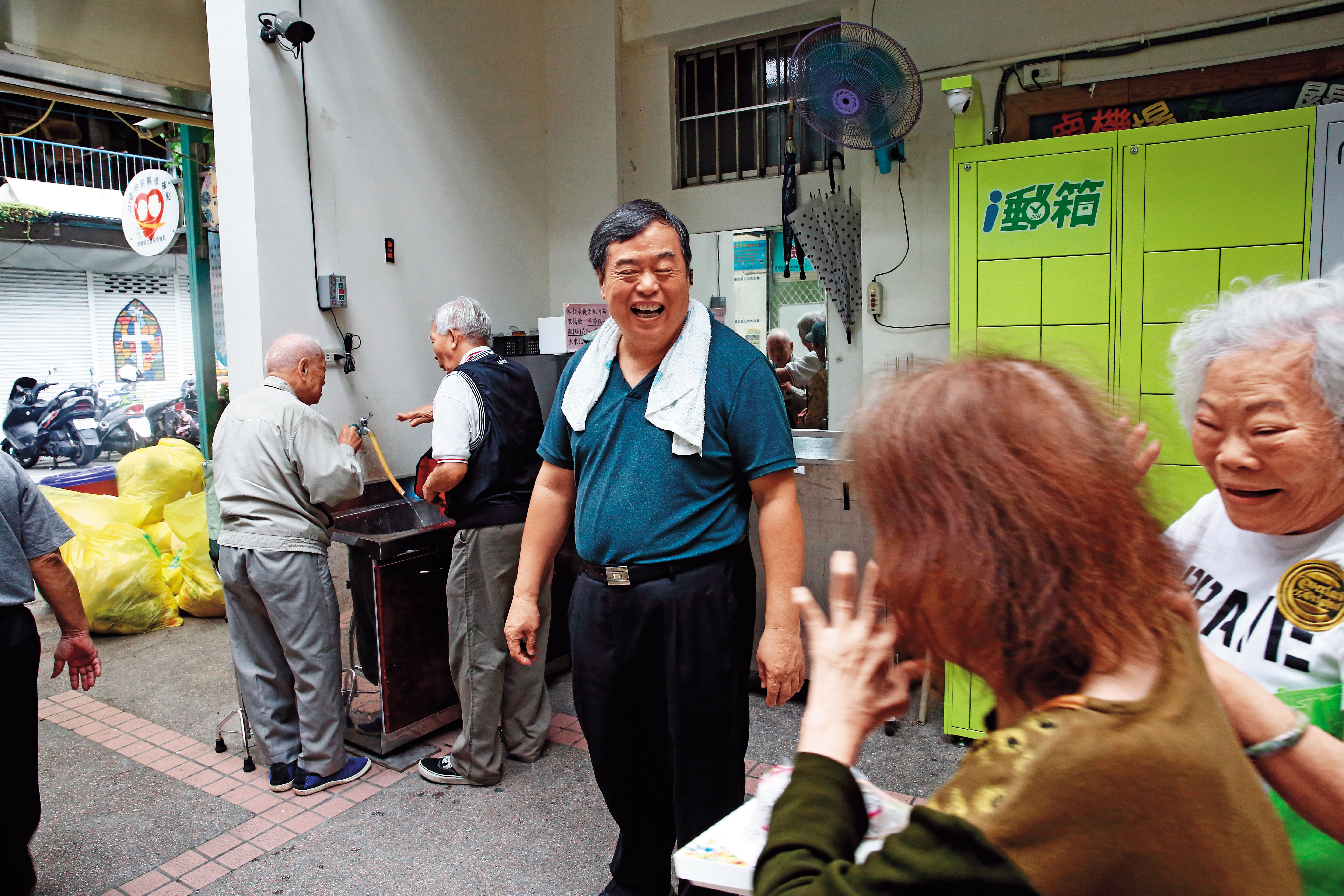 方荷生擔任里長的北市忠勤里，如今每日提供的餐食多達300份，方荷生要求走得動的長者需自行來取餐或共餐，走不動才由志工送餐，以維持長輩活力。