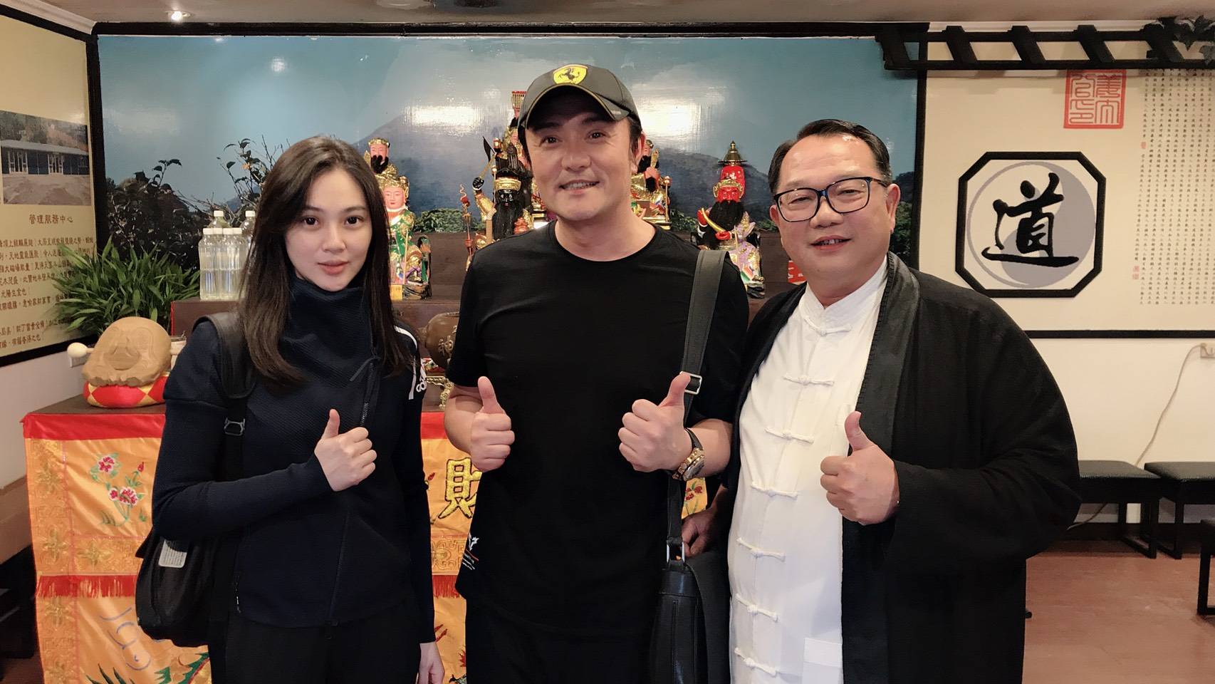 李㼈夫妻參拜陽明山姜太公道場，道場主席羅世新（右）邀其擔任七星燈大法會暨羅府王爺安座大典主醮官。（翻攝畫面）