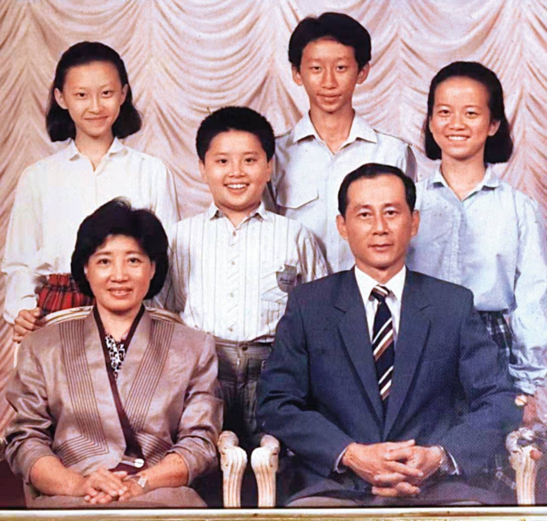 1973年,史鴻堯(前排右1)在台南創立東富電器,史瑞斌(後排右2)為其長子,備受寵愛。(史瑞斌提供)