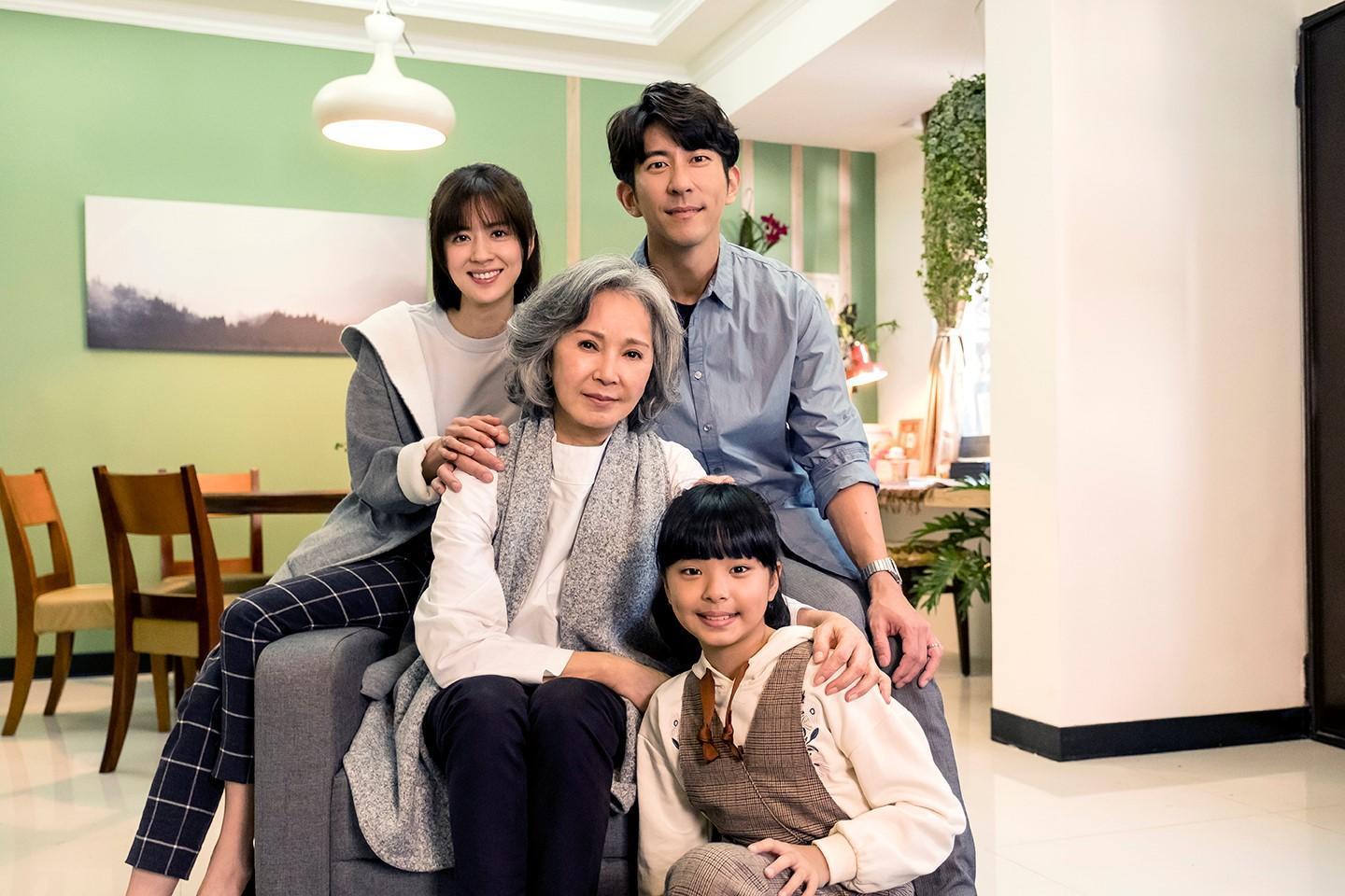 李璇（左前起順時針）、林予晞、修杰楷、林芷瑈在劇中有不少對手戲。（TVBS提供）