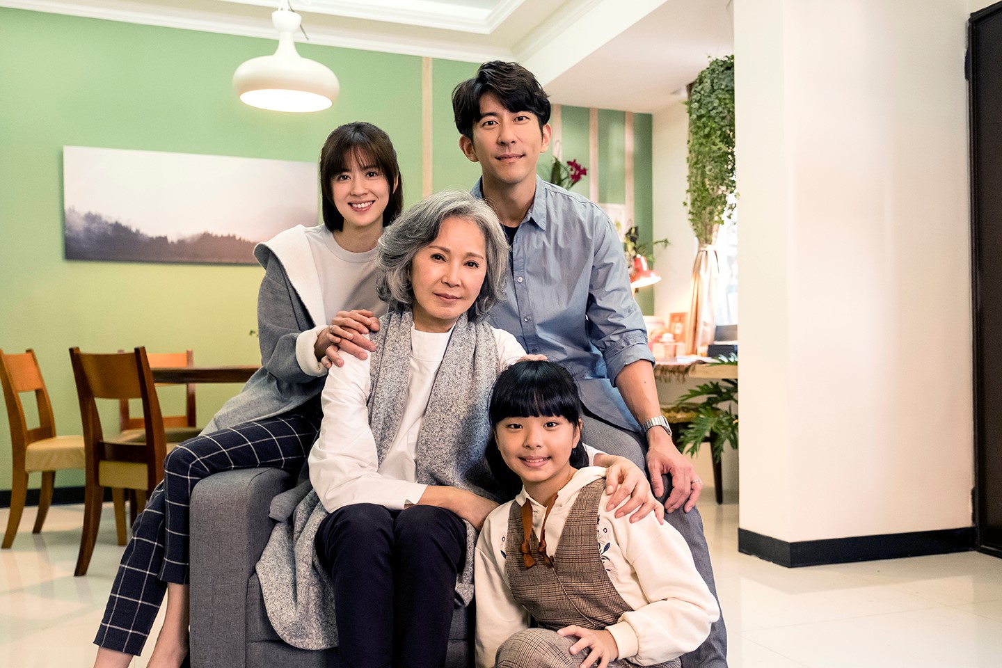 李璇（左前起順時針）、林予晞、修杰楷、林芷瑈在劇中有不少對手戲。（TVBS提供）