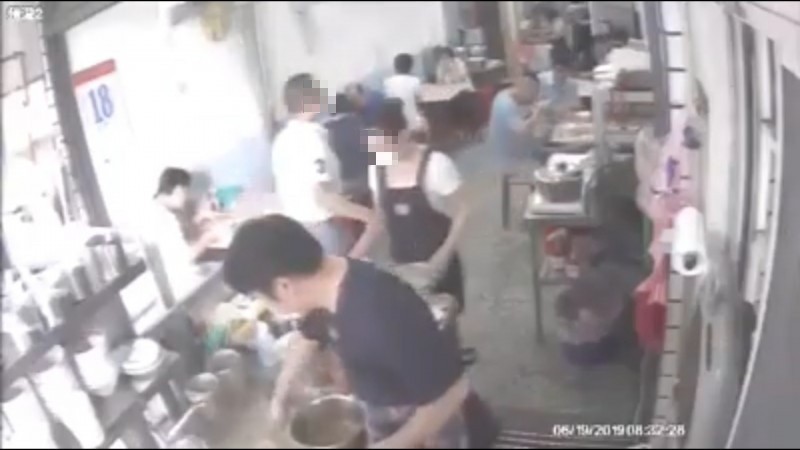 黃姓老闆公布女員工被襲胸影片,請網友評評理。(翻攝自爆料公社)