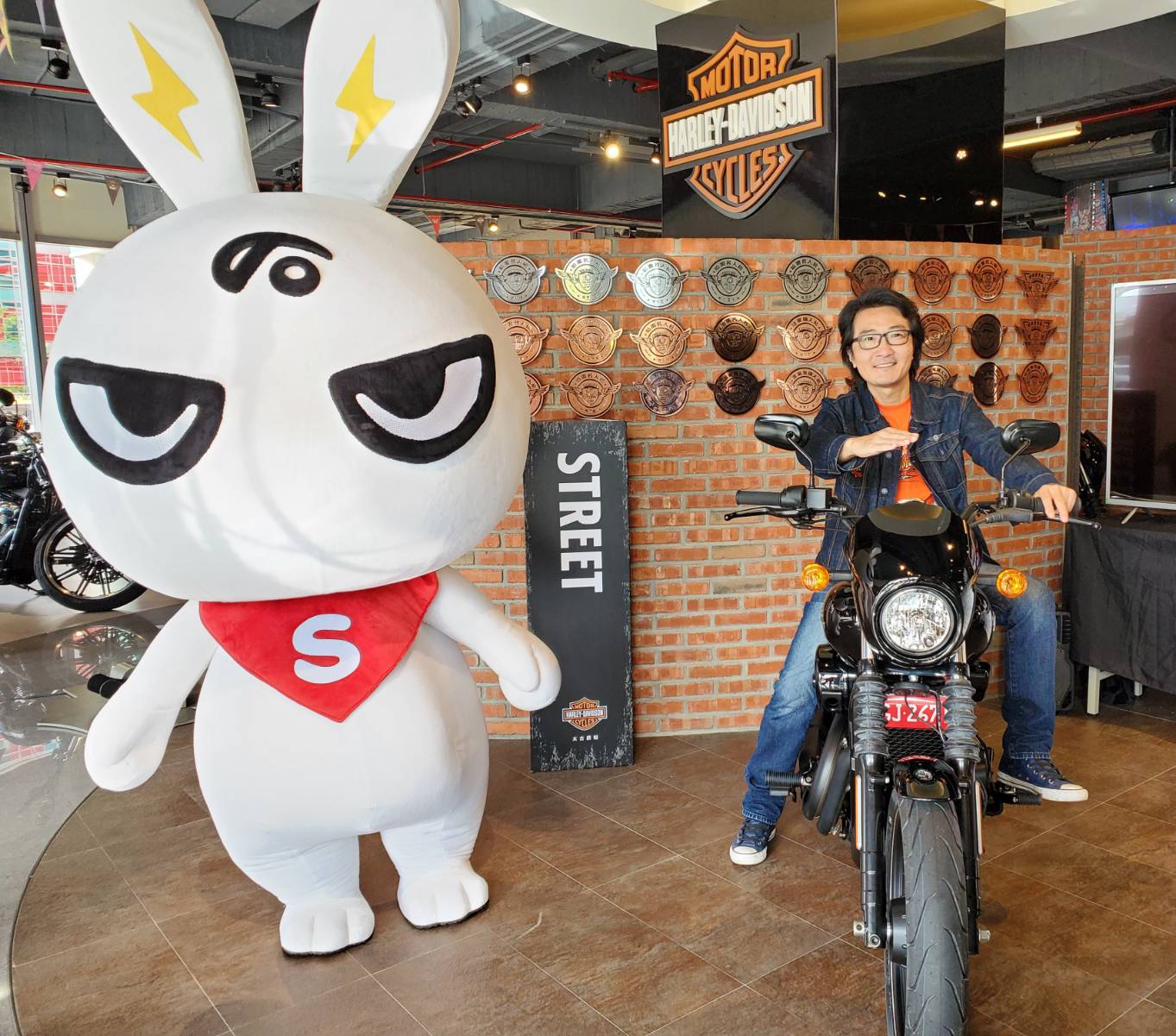 來自台北的逄建武以52元標到市價35萬的哈雷重機。（殺價王提供）