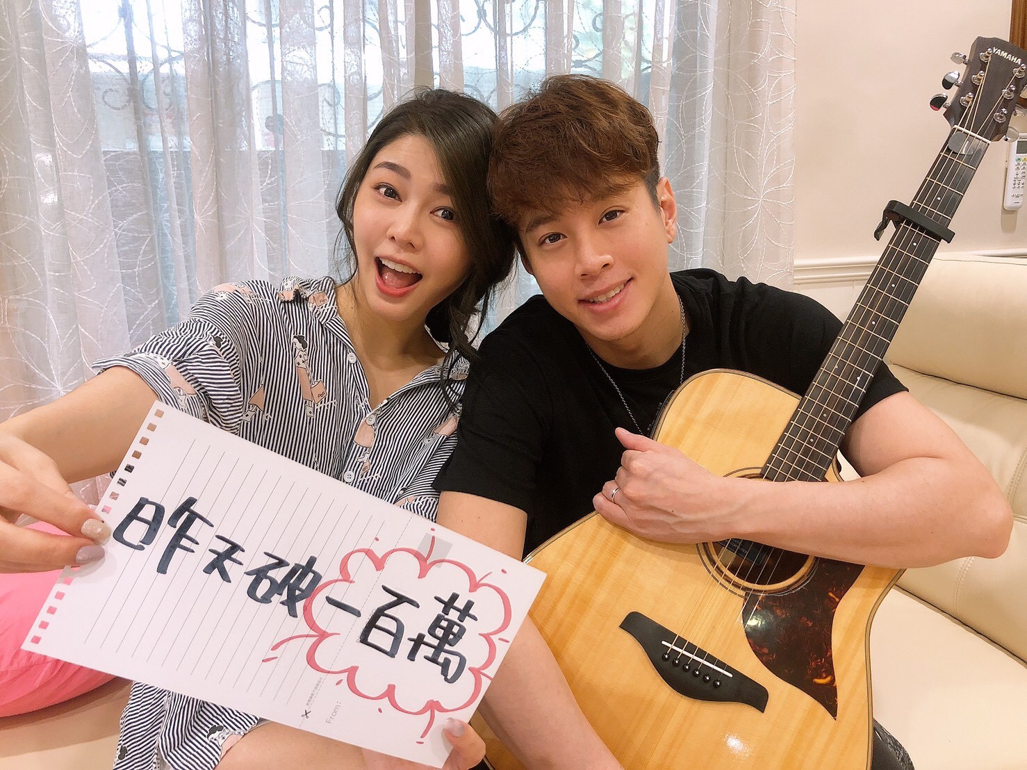 白家綺臉書粉絲團粉絲數破百萬，特地自創歌曲獻給歌迷。（民視提供）