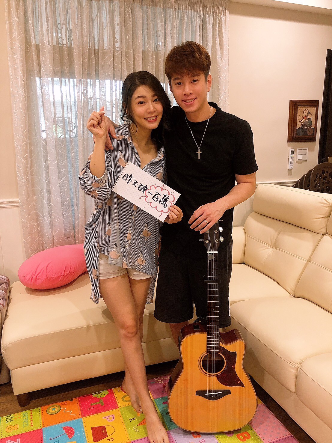 白家綺特地開直播親唱歌曲感謝粉絲，老公吳東諺還親密伴奏。（民視提供）