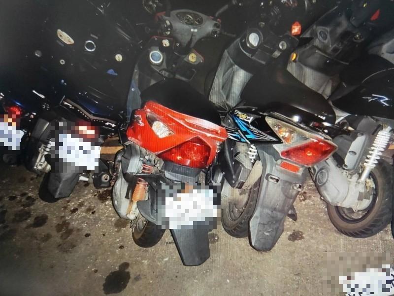 一輛白色廂型車今天凌晨在太平撞倒22輛汽機車後逃逸。(翻攝畫面)