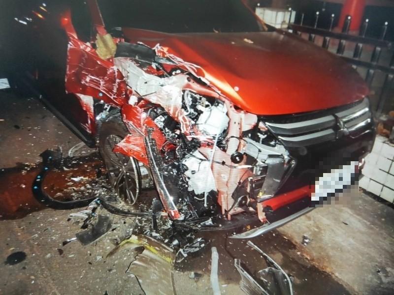 一輛紅色自小客遭到白色廂型車撞壞,駕駛卻逃逸。(翻攝畫面)