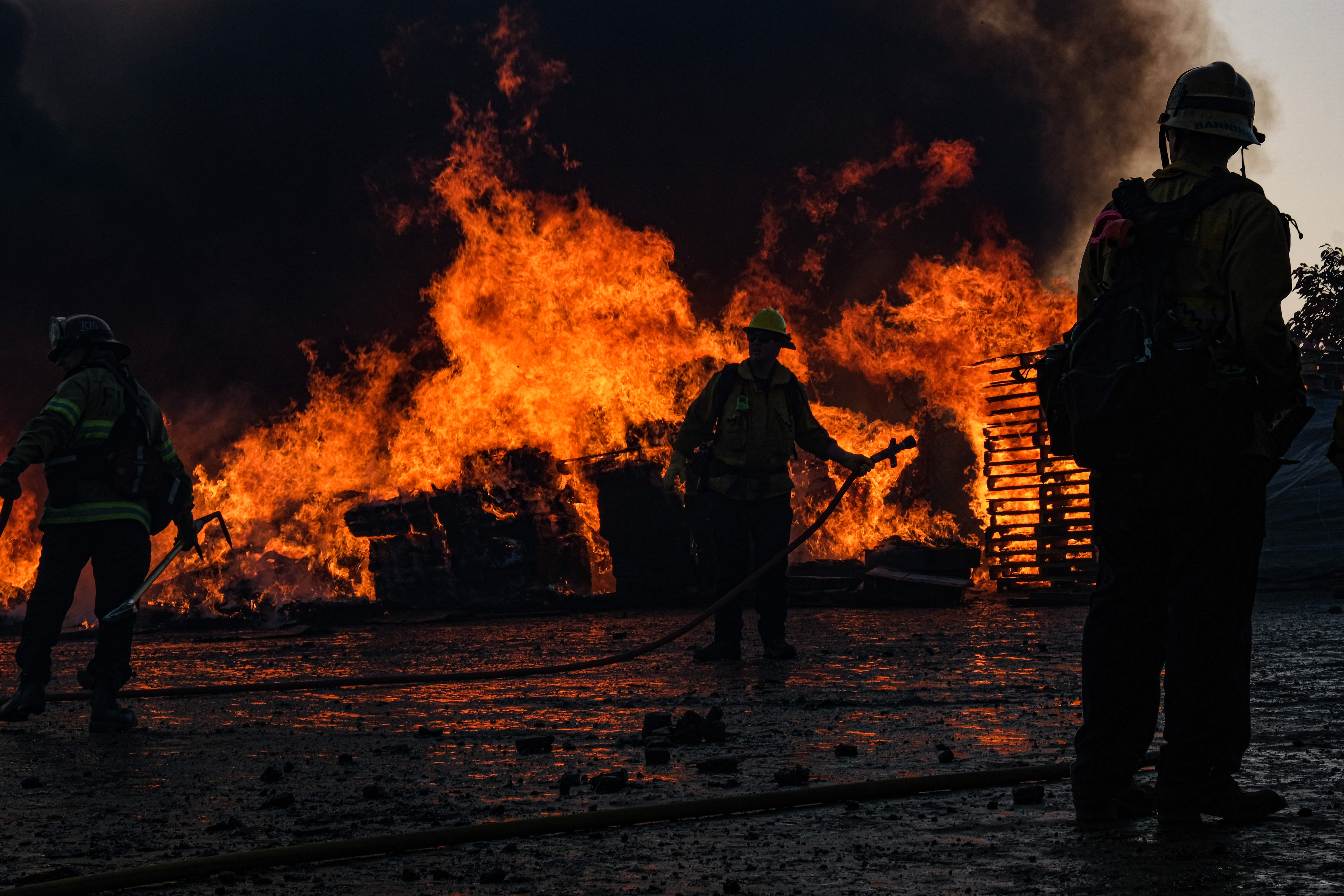 2019年10月30日，加州消防人員試圖撲滅西米谷（Sime Valley）大火。火勢蔓燒一度逼近位於當地的雷根圖書館。（東方IC） 