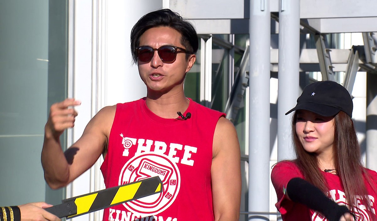 王少偉下身遭金屬探測儀掃到「異物」，他尷尬坦承下半身有金屬。（台視提供）