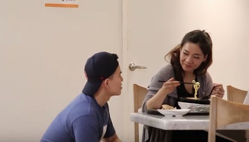 李興文兒子當街到處打獵，假裝同性戀騷擾女生。（翻攝自李堉睿YouTube）