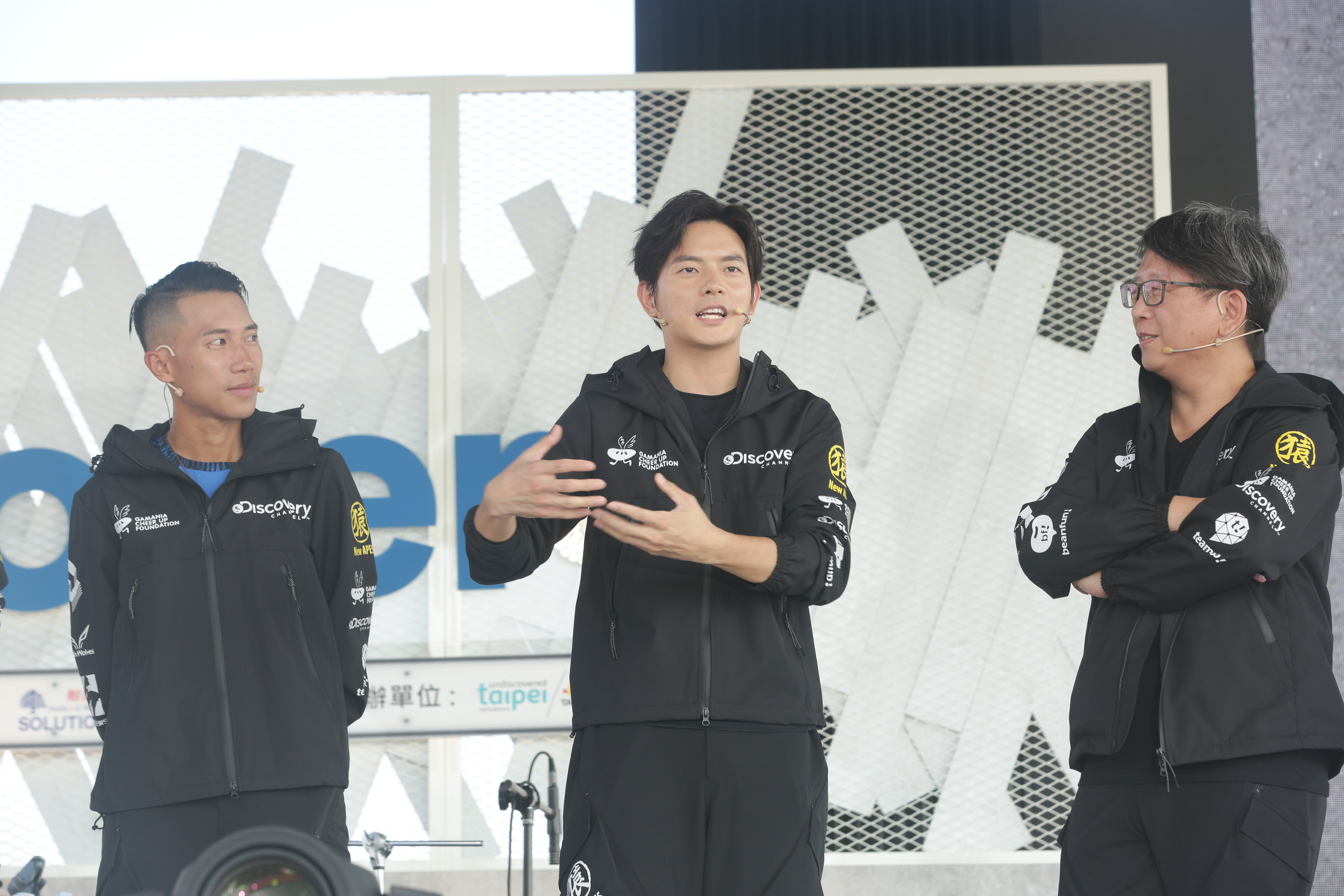 宥勝（中）提到遠征南極時，睡覺要記得抱尿袋，身為極地教練的陳彥博（左）以及負責全程拍攝的導演楊力州（右）。