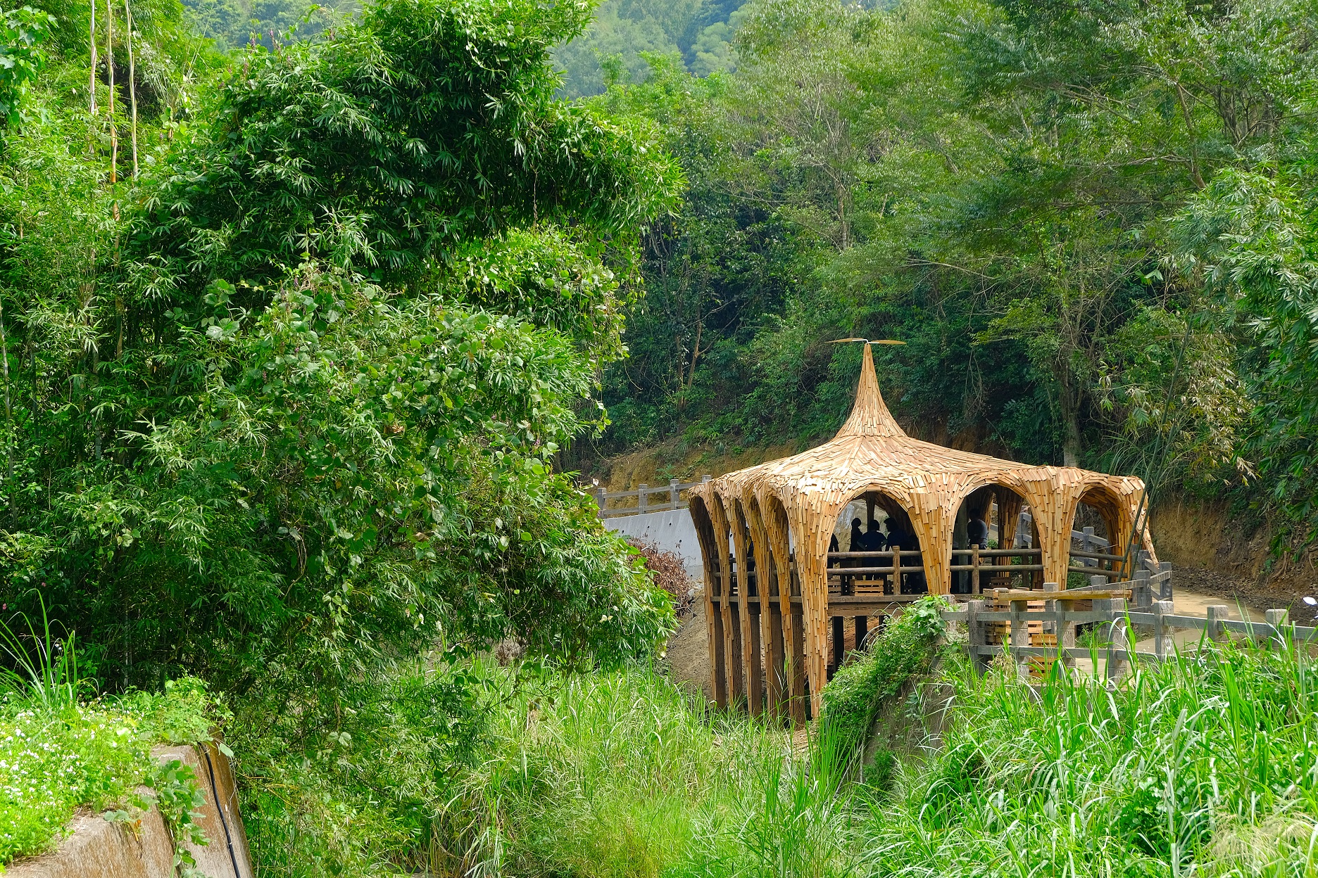 《生命的鑿痕》的木條堆疊是流動的姿態。