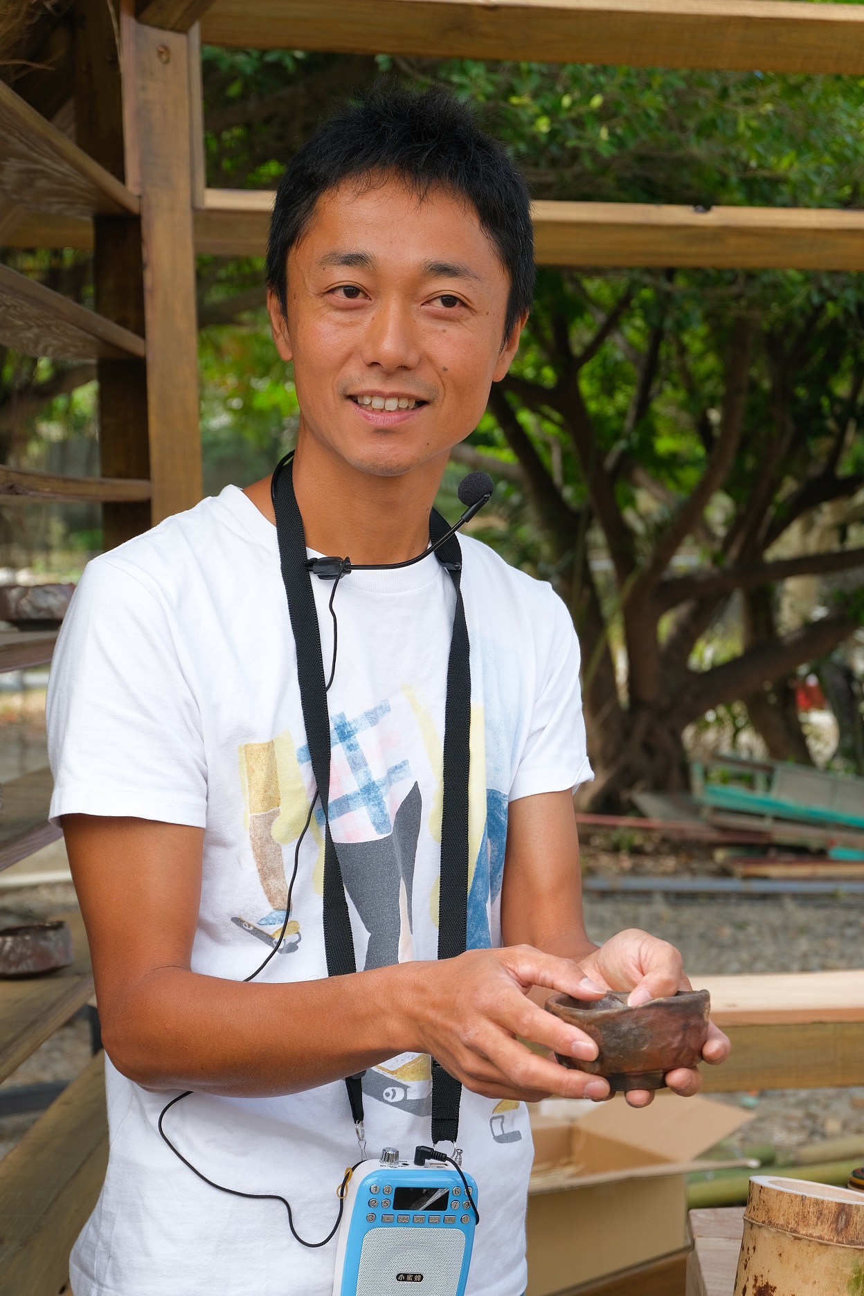 水內貴英與居民共作陶碗,感受彼此對土地的情意。