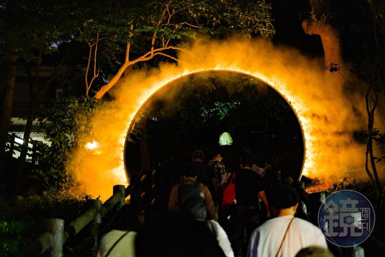 飄渺氣質的《Arc Zero》,夜裡看也像火圈,框入後方的客家人紀念碑。