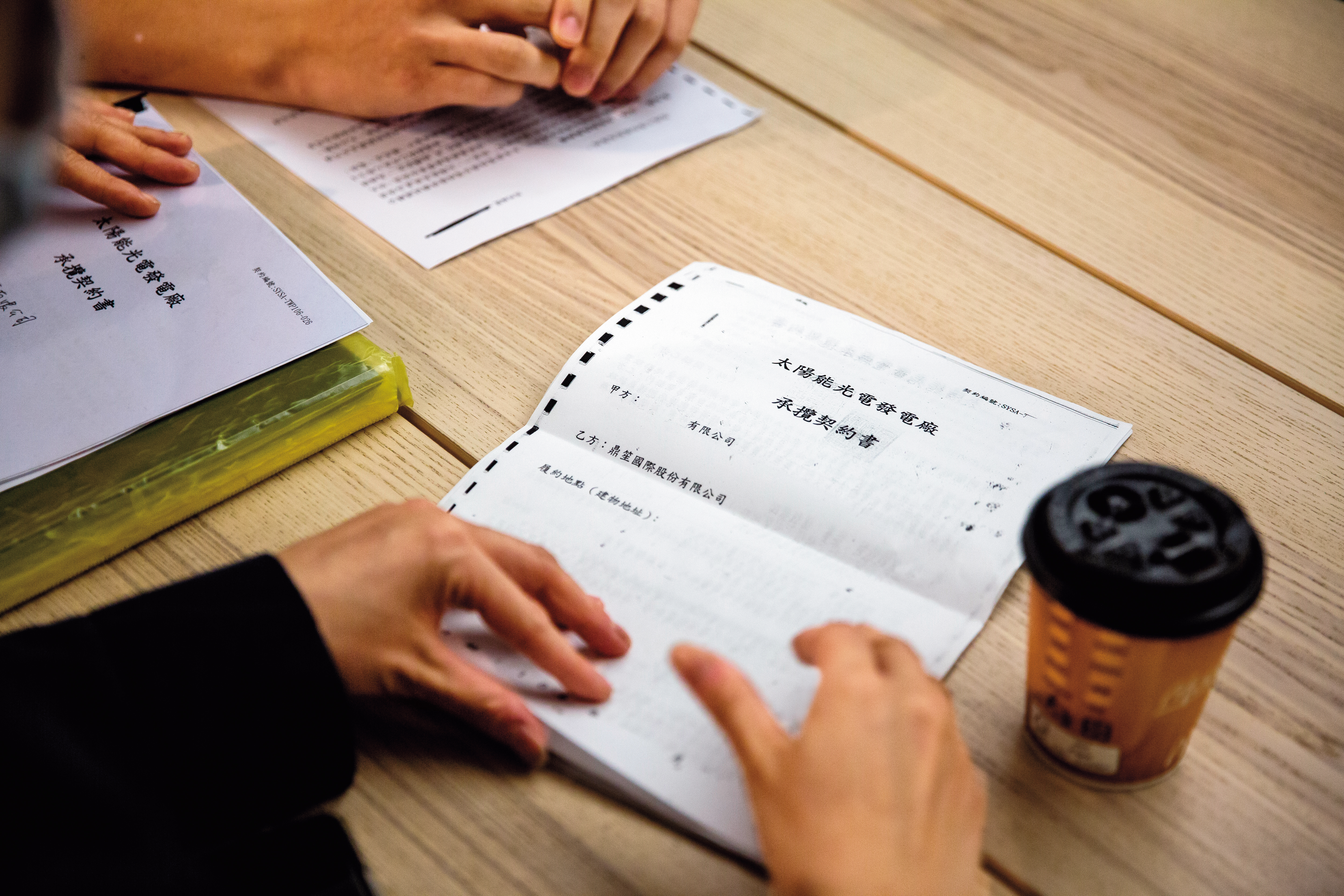 自救會成員拿出與鼎笙簽署的太陽能投資合約，指控根本是一場騙局。