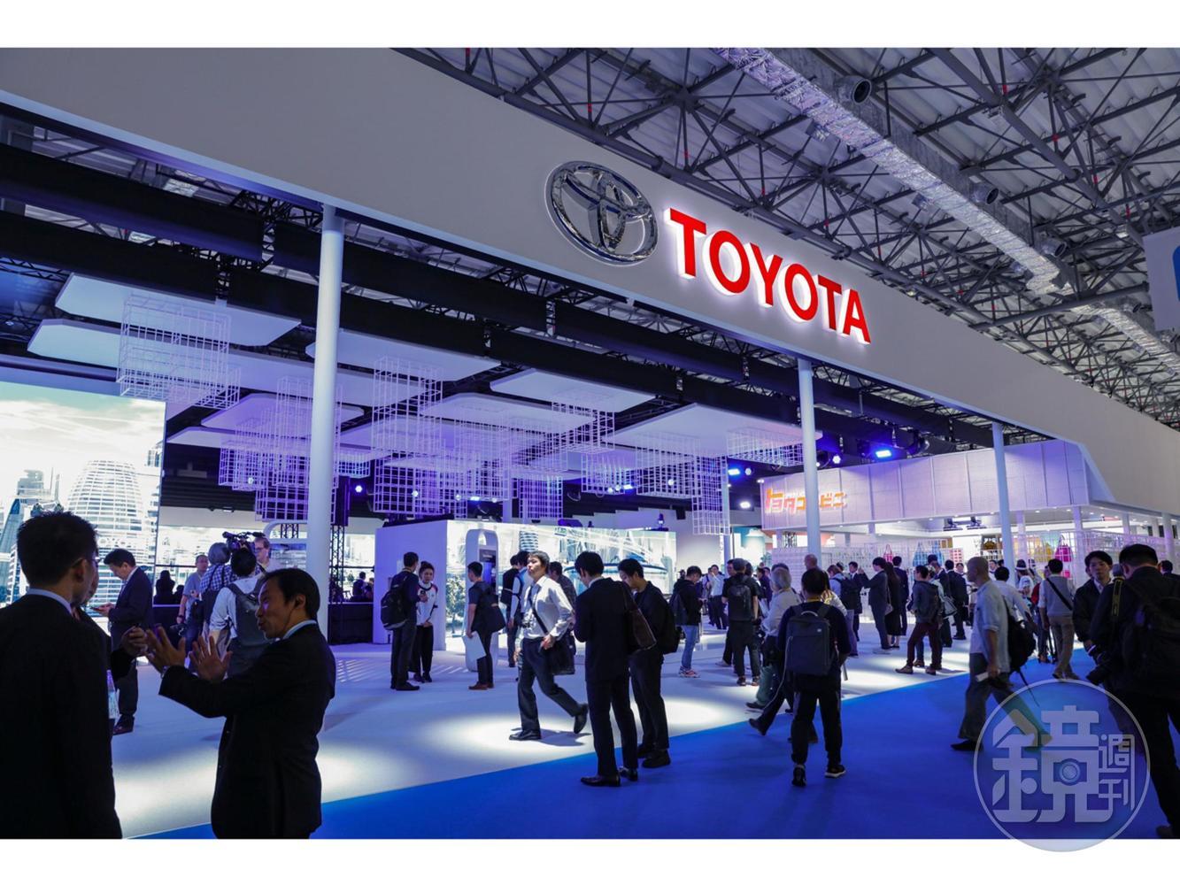 TOYOTA展館充滿了簡約的未來感。