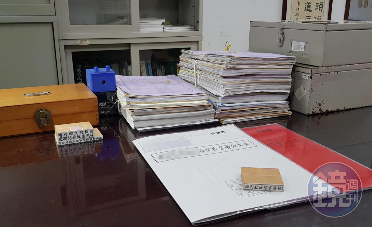 檢察官林宏松在偵辦一宗女子命案、翻閱卷宗時聞到陣陣香水味,突然靈光一現,事後果然從死者體內驗出乙醚。