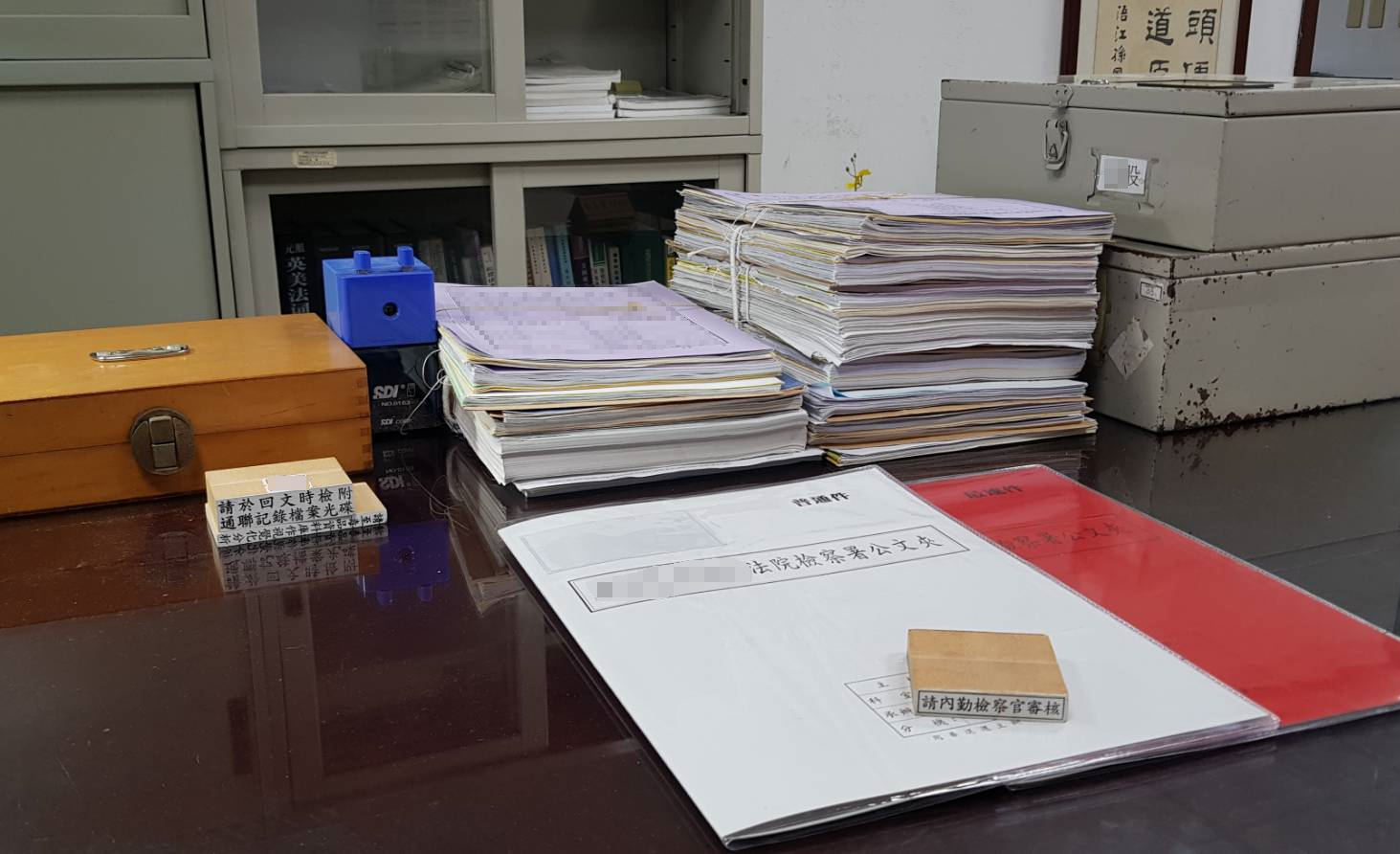 檢察官林宏松在偵辦一宗女子命案、翻閱卷宗時聞到陣陣香水味，突然靈光一現，事後果然從死者體內驗出乙醚。