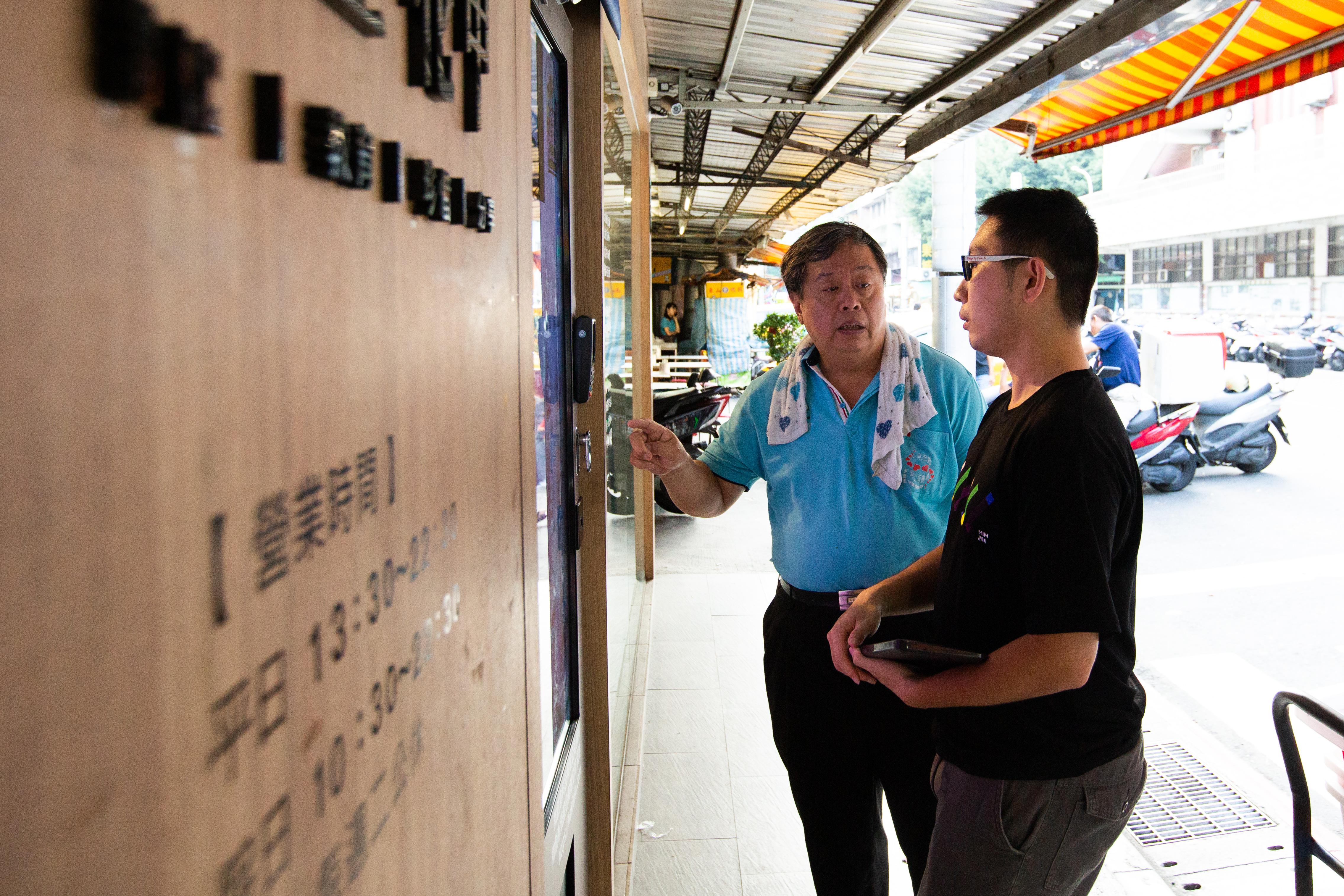 忠勤里有不少家庭經濟能力不足以讓孩子補習，方荷生便開設課輔班。