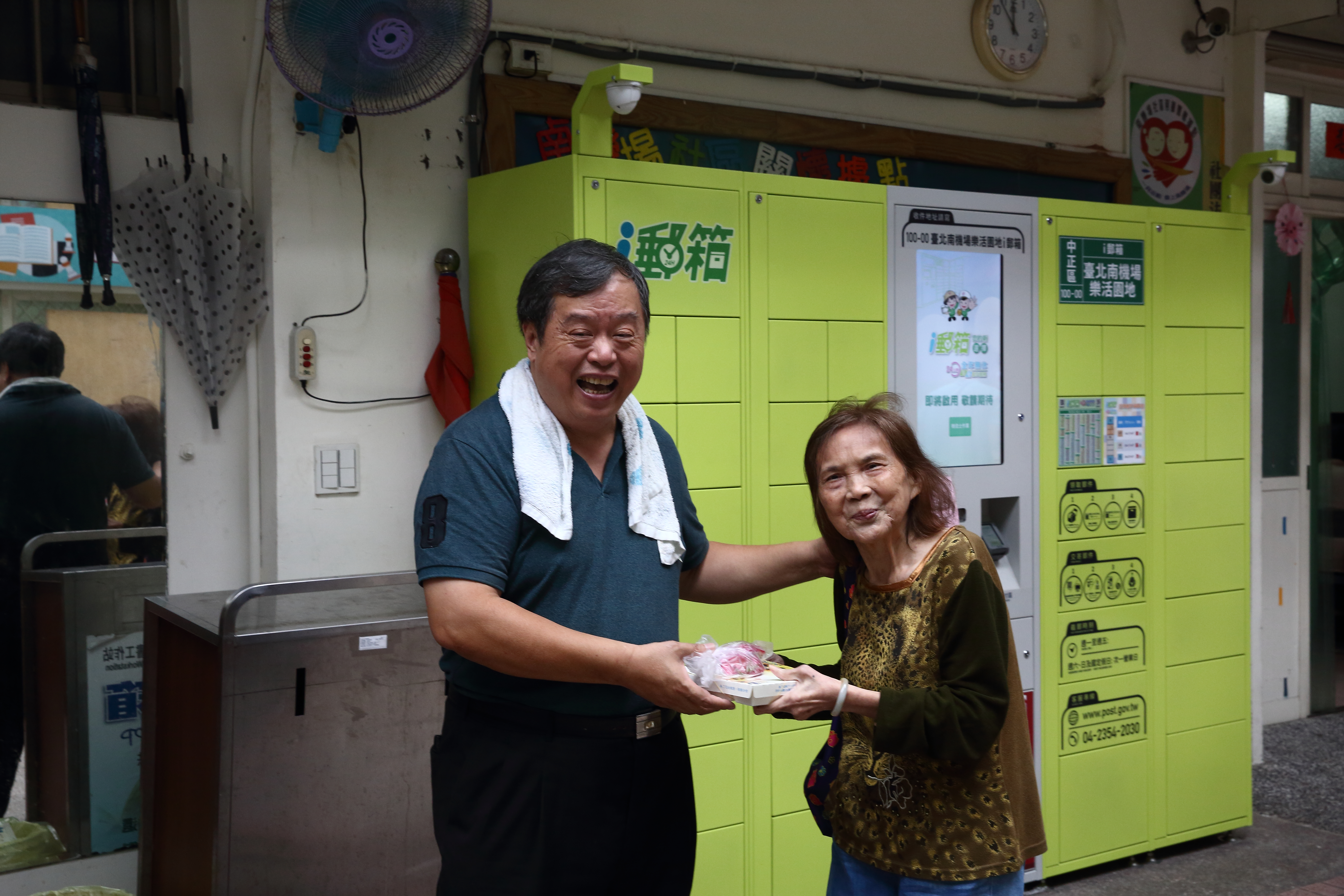 忠勤里高齡者多，方荷生說，長輩們偶爾拌嘴吵架，卻也相互照應。