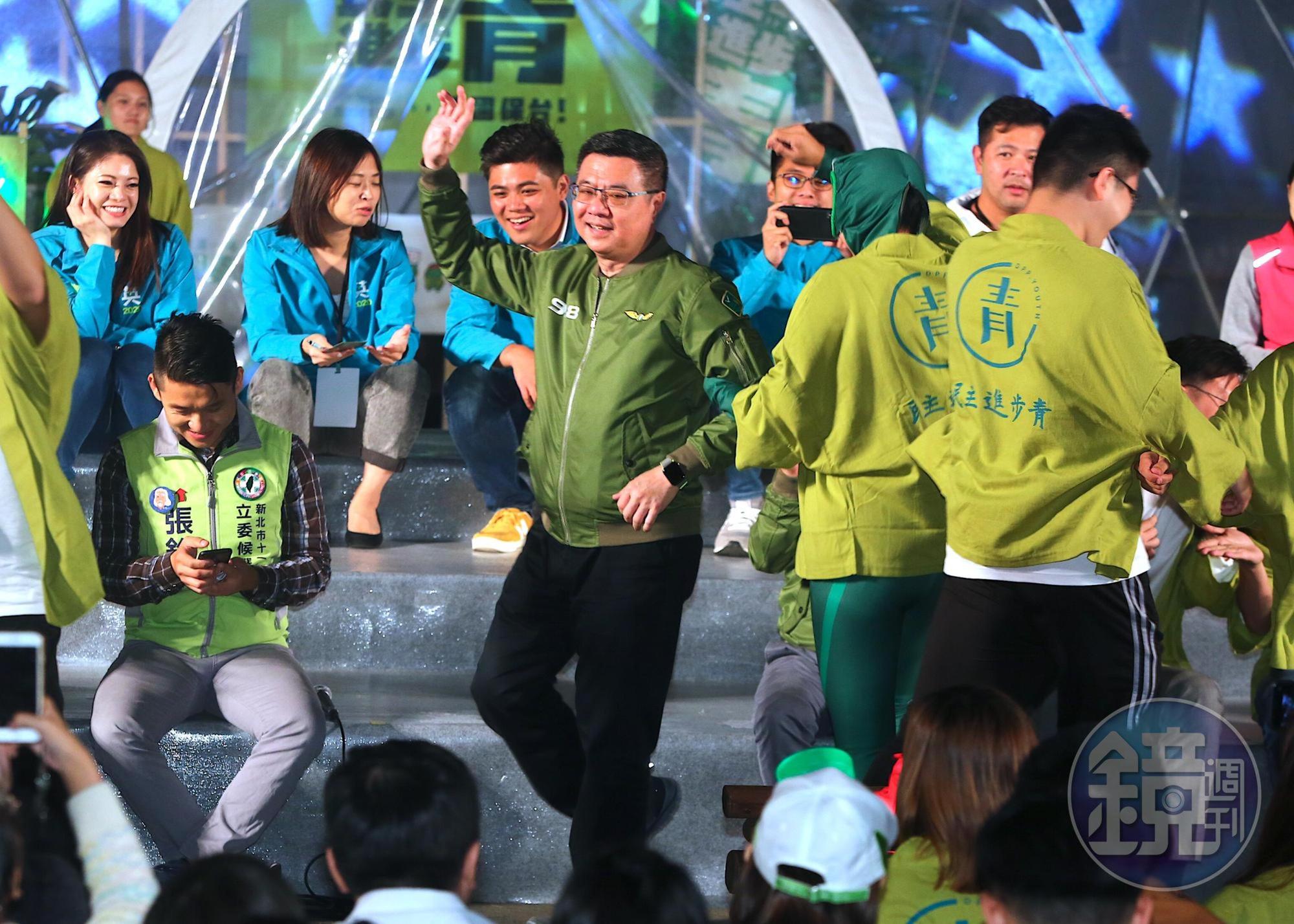民進黨主席卓榮泰與民主進步青年一起舞動。