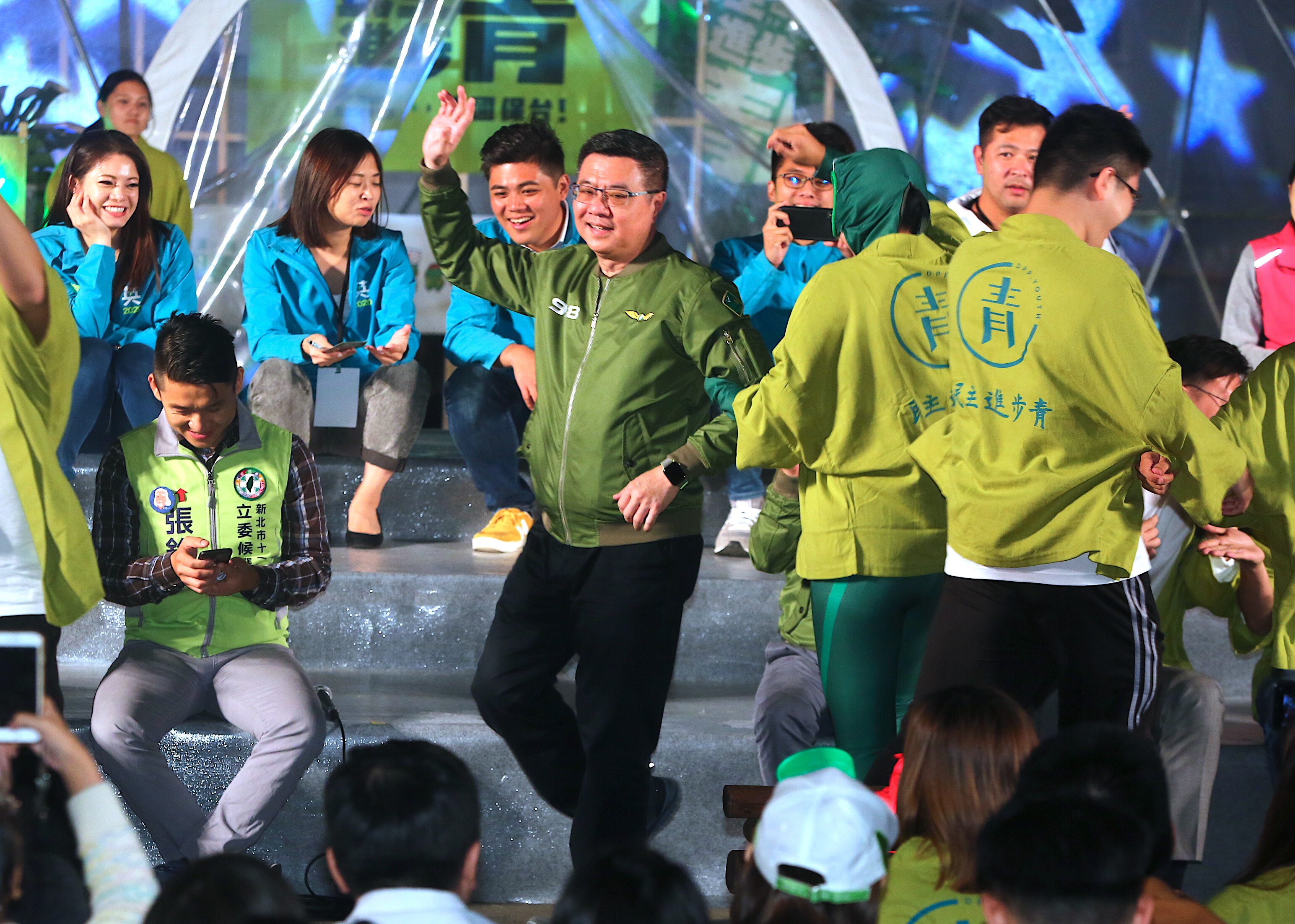 民進黨主席卓榮泰與民主進步青年一起舞動。